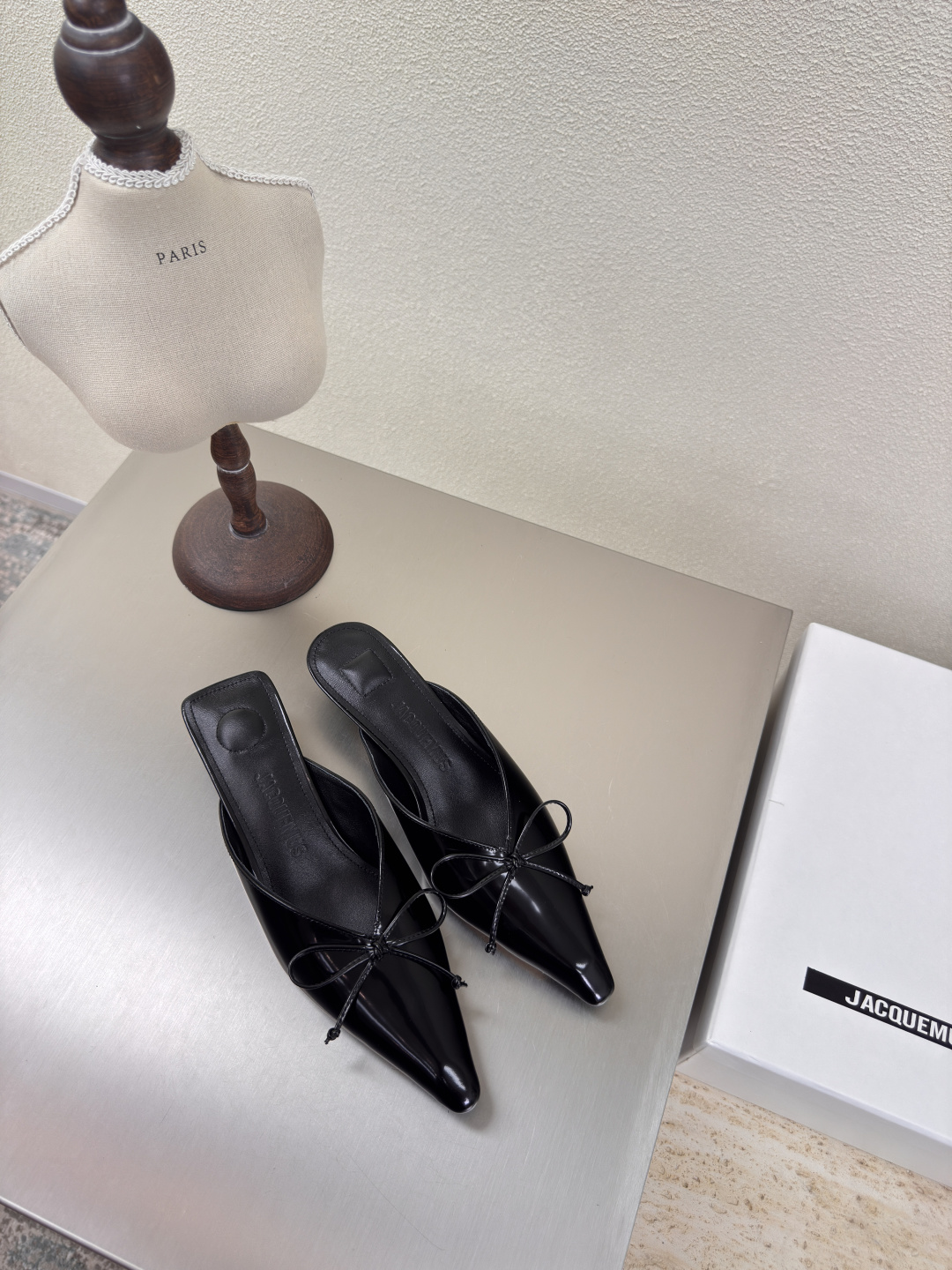 NO:382461,Jacquemus25ss pointed toe Simple bow Slippers Simple bow Decorative Back empty shoes Black open-edged calfskin Series High-profile personality High-style style ——————————————————————————————————————————— Fabric Open-edged calfskin Inner Lambskin Outsole Italian leather outsole Size 35 36 37 38 39 40 41 (40 41 customization), semi-drag, slippers, cowhide, sheepskin, Leather soles19860909Jacquemus25ss尖头 简约蝴蝶结 拖鞋 简约蝴蝶结 装饰 后空鞋 黑色 开边朱小牛皮 系列 个性突出 鲜明格调  ————————————— 面料 开边朱 小牛皮 内里 小羊皮 大底 意大利真皮大底 码数 35 36 37 38 39 40 41（40 41定制）,半拖,slippers,cowhide,sheepskin,Leather soles,Women's Shoes