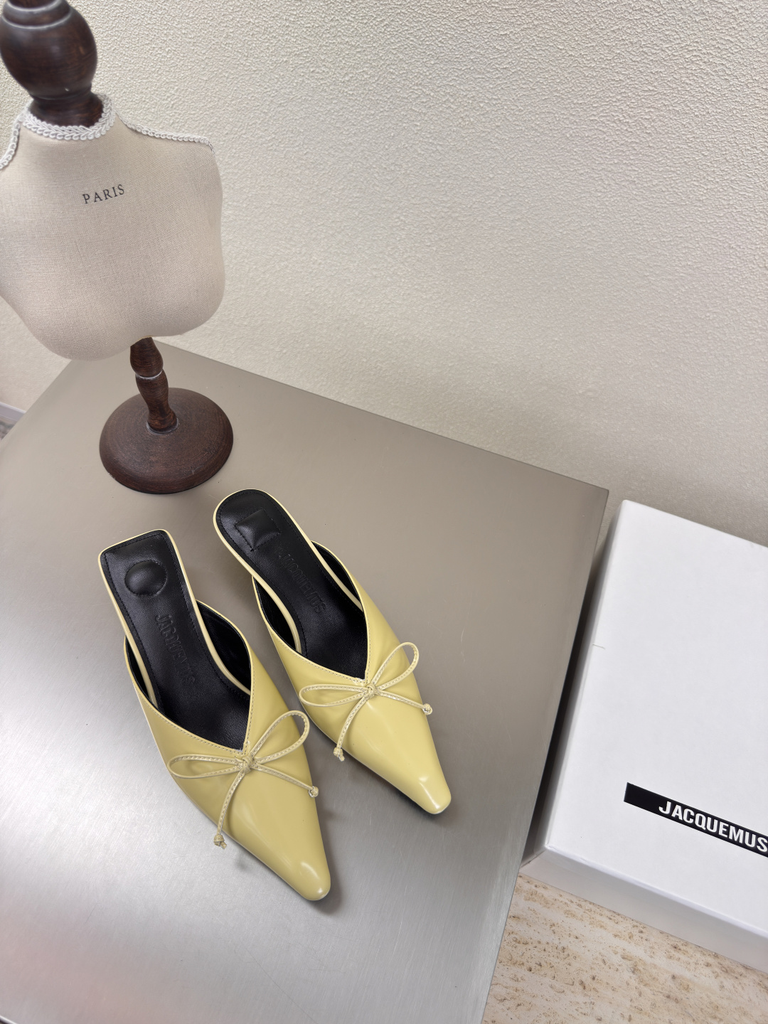 NO:382466,Jacquemus25ss pointed toe Simple bow Slippers Simple bow Decorative Empty shoes Eggy yellow Open edge red calfskin Series Highlight personality Bright style ————————————————————————————————————————————— Fabric Open edge red calfskin Inner Lambskin Outsole Italian leather outsole Size 35 36 37 38 39 40 41 (40 41 customization), semi-travel, slippers, cowhide, sheepskin, Leather soles19860909Jacquemus25ss尖头 简约蝴蝶结 拖鞋 简约蝴蝶结 装饰 后空鞋 蛋黄色 开边朱小牛皮 系列 个性突出 鲜明格调  ————————————— 面料 开边朱 小牛皮 内里 小羊皮 大底 意大利真皮大底 码数 35 36 37 38 39 40 41（40 41定制）,半拖,slippers,cowhide,sheepskin,Leather soles,Women's Shoes