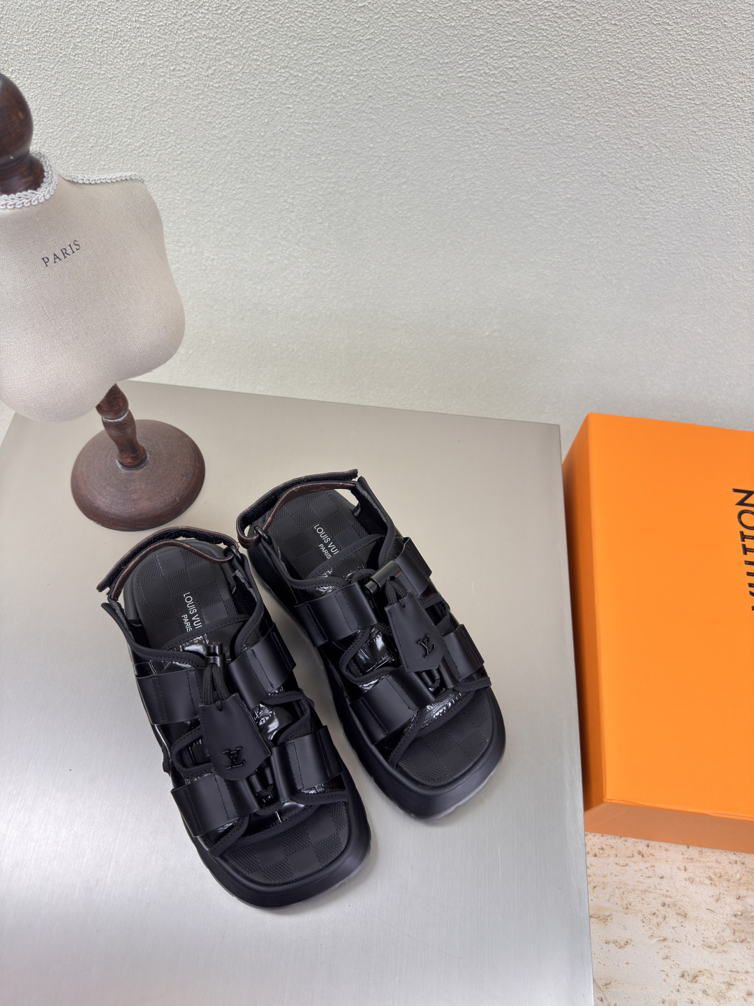 NO:382438,L Donkey, thick-soled beach sandals, high-version, with airplane box, high-quality, flawless, 4 colors, all-black LV creation allows LV to still provide stunning and desire for creators and young players. 4 new colors have been produced and have been released again, and the actual product has been fully exposed and is expected to be released in the near future!  Material top layer cowhide fabric High quality Flawless Sole original ultra-light integrated molding Outsole Size 35 36 37 38 39 40 41, sandals, louis vuitton, louis vuitton, sandals, cowhide19860909L驴 厚底沙滩凉鞋 高版本 配飞机盒 高品质 无瑕疵 4种配色 全黑色 LV 打造 使得 LV  仍能为创作者、青年玩家,提供惊艳和渴望. 4 种款新配色再次高产上新,目前实物已经全面曝光,预计将在近期陆续发布！ 材质头层牛皮搭配织物 高品质 无瑕疵 鞋底原版超轻一体成型 大底 码数 35 36 37 38 39 40 41,凉鞋,louis vuitton,louis vuitton,sandals,cowhide,Women's Shoes