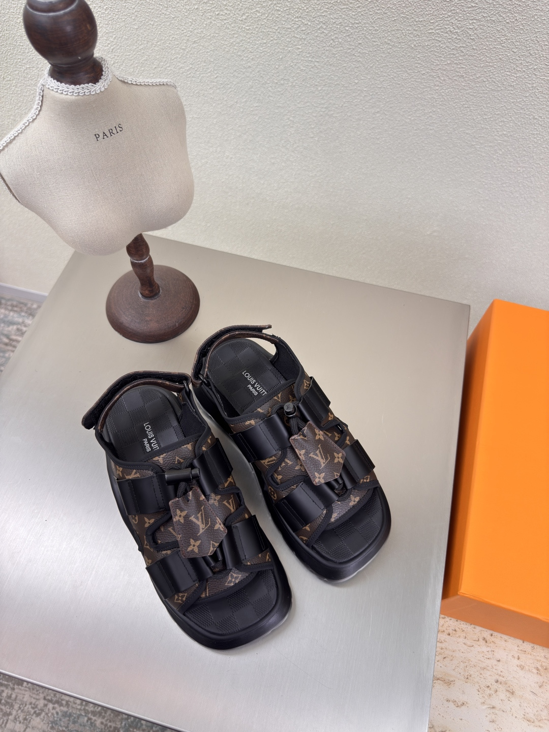 NO:382442,L Donkey, thick-soled beach sandals, high-version, with airplane box, high-quality, flawless, 4 colors, black cowhide/presbyterian material, LV creation allows LV to still provide stunning and desire for creators and young players. 4 new colors have been produced and new again, and the actual product has been fully exposed and is expected to be released in the near future!  Material top layer cowhide fabric High quality Flawless Sole original ultra-light integrated molding Outsole Size 35 36 37 38 39 40 41, sandals, louis vuitton, louis vuitton, sandals, cowhide19860909L驴 厚底沙滩凉鞋 高版本 配飞机盒 高品质 无瑕疵 4种配色 黑牛皮/老花材料 LV 打造 使得 LV  仍能为创作者、青年玩家,提供惊艳和渴望. 4 种款新配色再次高产上新,目前实物已经全面曝光,预计将在近期陆续发布！ 材质头层牛皮搭配织物 高品质 无瑕疵 鞋底原版超轻一体成型 大底 码数 35 36 37 38 39 40 41,凉鞋,louis vuitton,louis vuitton,sandals,cowhide,Women's Shoes