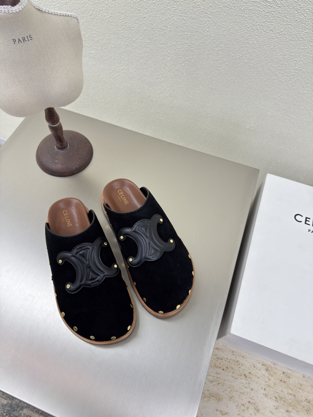NO:382471,CELINE Summer exclusive Arc de Triomphe series thick-soled rivet slippers Celine Family elements design logo Black high mercerized beef reverse velvet leather steel stamped calf leather full three-dimensional sense Benchmarked version The edges are oil-edged craftsmanship Comfortable and high-end Inner lambskin Original design The midsole uses original consistent version Setting midsole Original consistent molding thick sole Clear three-dimensional Small details See great focus Original consistent fabric Configuration original packaging 35 36 37 38 39 40 41 42 Customized size Super beautiful Super age reduction, semi-torque, celine, celine, slippers, cowhide, sheepskin19860909CELINE 夏日专属 凯旋门系列厚底包头铆钉拖鞋  赛琳 家族元素设计 logo   黑色高丝光牛反绒皮 钢印压模小牛皮而成  立体感十足 对标对版  边缘采用油边工艺 舒适高端   内里小羊皮  原版设计 中底选用原版一致 定型中底  原版一致成型厚底 清晰 立体  小细节见大专注  原版一致面料  配置原版包装  35 36 37 38 39 40 41 42  40 41 42 码定制 超级美 超级减龄,半拖,celine,celine,slippers,cowhide,sheepskin,Women's Shoes