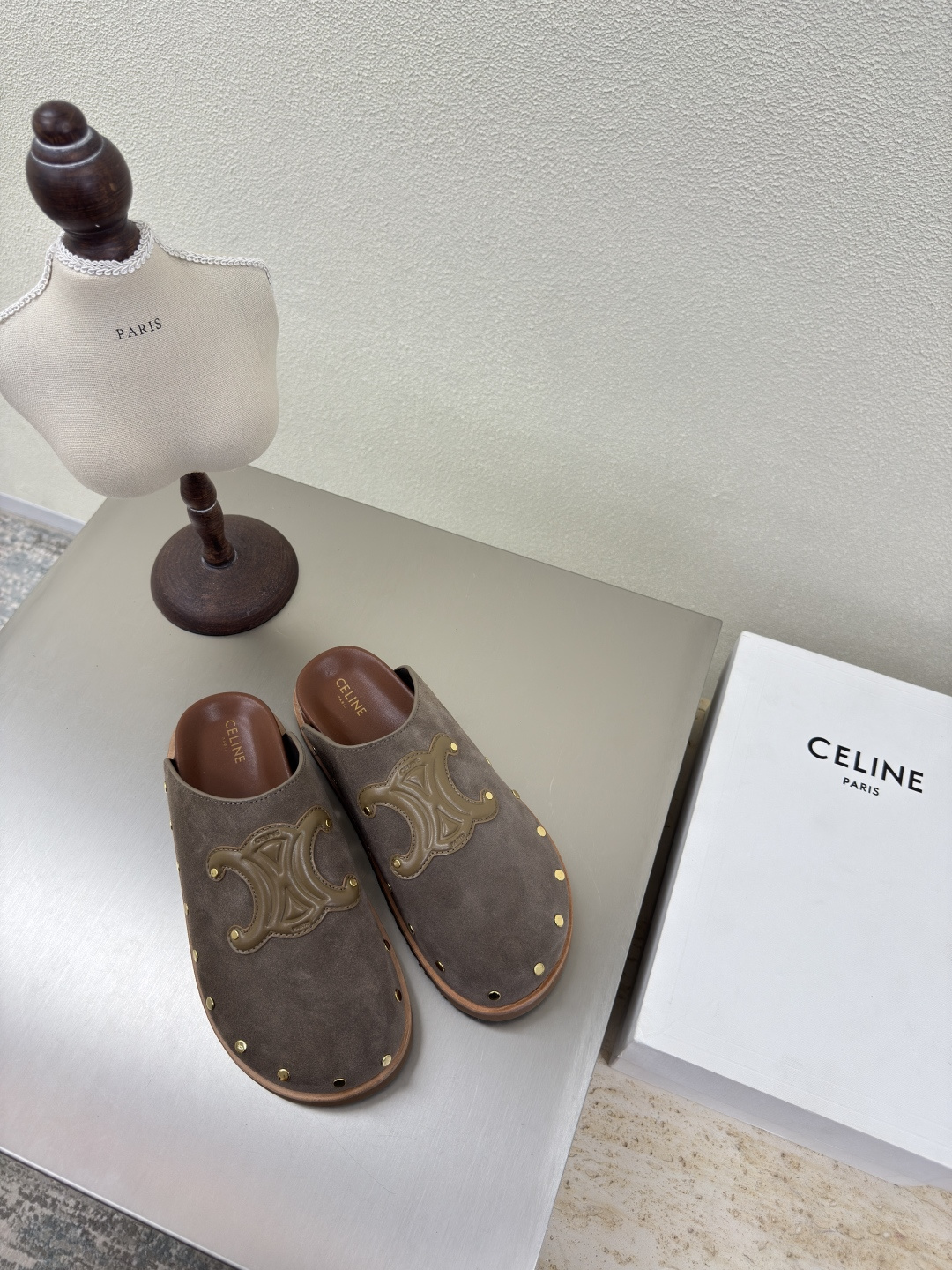 NO:382476,CELINE Summer exclusive Arc de Triomphe series thick-soled rivet slippers Celine Family elements design logo Camel color High mercerized beef reverse velvet leather Steel stamped calf leather Full three-dimensional sense Benchmarked version The edges are oil-edged craftsmanship Comfortable and high-end Inner lambskin Original design The midsole uses original consistent version Setting midsole Original consistent molding thick sole Clear Three-dimensional Small details See great focus Original consistent fabric Configuration original packaging 35 36 37 38 39 40 41 42 Customized size Super beautiful Super age reduction, semi-torque, celine, celine, slippers, cowhide, sheepskin19860909CELINE 夏日专属 凯旋门系列厚底包头铆钉拖鞋  赛琳 家族元素设计 logo   驼色 高丝光牛反绒皮 钢印压模小牛皮而成  立体感十足 对标对版  边缘采用油边工艺 舒适高端   内里小羊皮  原版设计 中底选用原版一致 定型中底  原版一致成型厚底 清晰 立体  小细节见大专注  原版一致面料  配置原版包装  35 36 37 38 39 40 41 42  40 41 42 码定制 超级美 超级减龄,半拖,celine,celine,slippers,cowhide,sheepskin,Women's Shoes