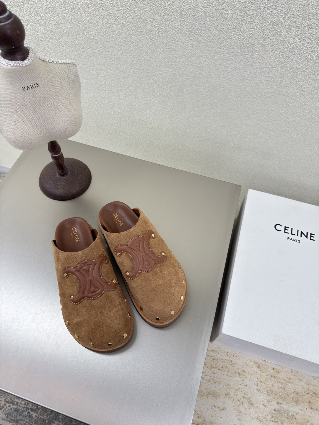 NO:382481,CELINE Summer exclusive Arc de Triomphe series thick-soled rivet slippers Celine Family elements design logo Brown High mercerized beef reverse velvet leather Steel stamped calfskin Full three-dimensional sense Benchmarked version The edges are oil-edged craftsmanship Comfortable and high-end Inner lambskin Original design The midsole uses original consistent version Setting midsole Original consistent molding thick sole Clear Three-dimensional Small details See great focus Original consistent fabric Configuration original packaging 35 36 37 38 39 40 41 42 Customized size Super beautiful Super age reduction, semi-torque, celine, celine, slippers, cowhide, sheepskin19860909CELINE 夏日专属 凯旋门系列厚底包头铆钉拖鞋  赛琳 家族元素设计 logo   棕色 高丝光牛反绒皮 钢印压模小牛皮而成  立体感十足 对标对版  边缘采用油边工艺 舒适高端   内里小羊皮  原版设计 中底选用原版一致 定型中底  原版一致成型厚底 清晰 立体  小细节见大专注  原版一致面料  配置原版包装  35 36 37 38 39 40 41 42  40 41 42 码定制 超级美 超级减龄,半拖,celine,celine,slippers,cowhide,sheepskin,Women's Shoes