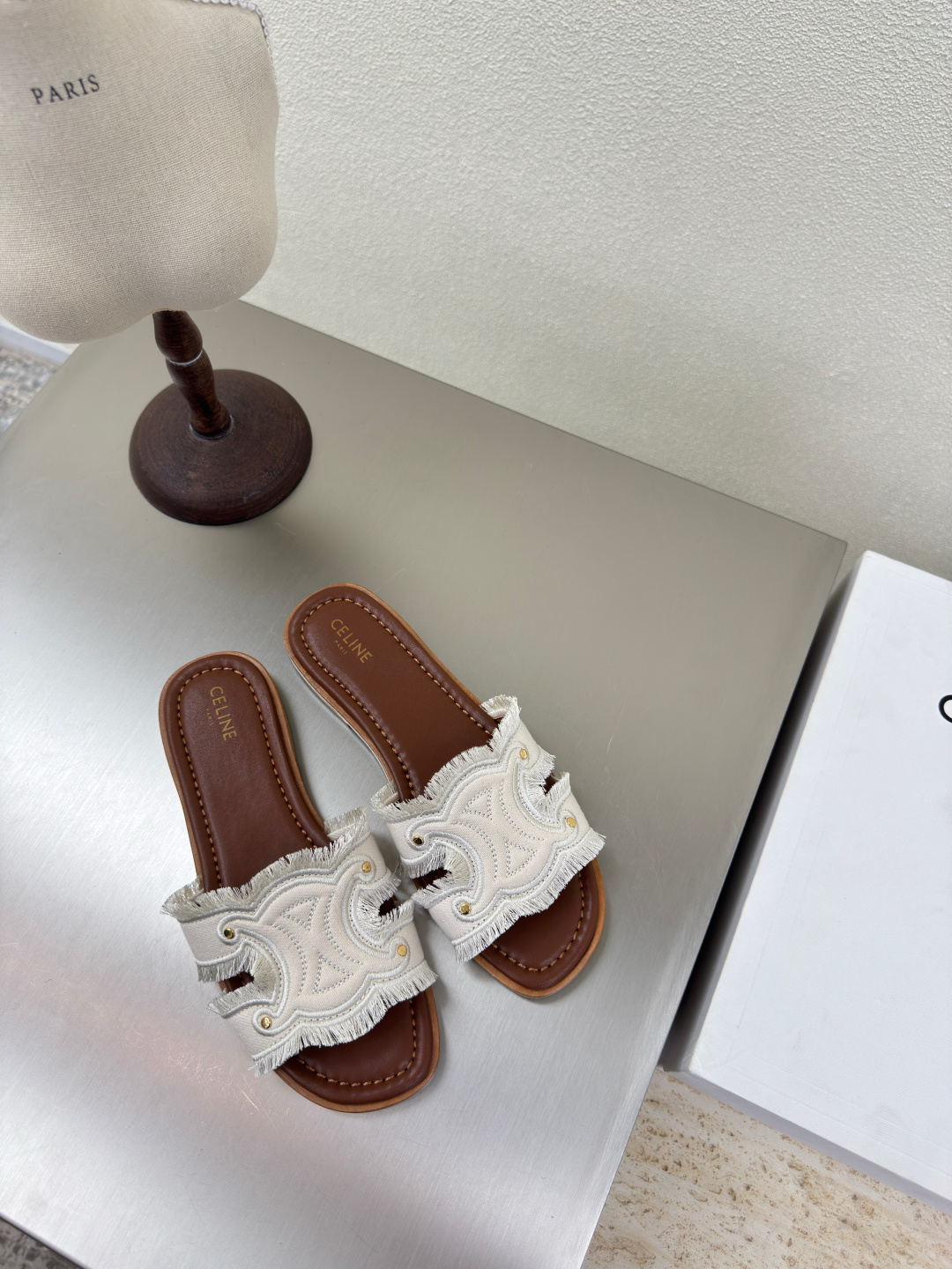 NO:382510,CELINE Summer exclusive tassel craft Arc de Triomphe series Classic slippers Celine Family elements design logo off white three-dimensional embroidery full of three-dimensionality Benchmark version Edge tassel craftsmanship Comfortable and high-end Inner lambskin Original design Midsole choose original consistent version Fixed midsole Original consistent Italian leather combination outsole Clear three-dimensional Small details See great focus Original consistent fabric Configuration original packaging 35 36 37 38 39 40 41 42 Customized size Super beautiful Super age-reducing, slippers, celine, celine, slippers, sheepskin19860909CELINE 夏日专属 流苏工艺 凯旋门系列 经典拖鞋   赛琳 家族元素设计 logo   米白色 立体绣花 而成  立体感十足 对标对版  边缘流苏工艺 舒适高端   内里小羊皮  原版设计 中底选用原版一致 定型中底  原版一致意大利真皮组合大底 清晰 立体  小细节见大专注  原版一致面料  配置原版包装  35 36 37 38 39 40 41 42  40 41 42 码定制 超级美 超级减龄,拖鞋,celine,celine,slippers,sheepskin,Women's Shoes