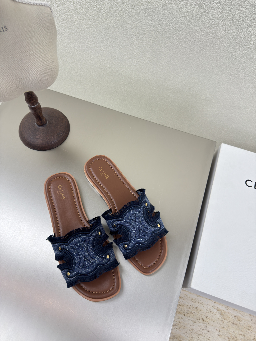 NO:382522,CELINE Summer exclusive tassel craft Arc de Triomphe series Classic slippers Celine Family elements design logo blue three-dimensional embroidery full of three-dimensionality Benchmark version Edge tassel craftsmanship Comfortable and high-end Inner lambskin Original design Midsole choose original consistent version Fixed midsole Original consistent Italian leather combination outsole Clear three-dimensional Small details See great focus Original consistent fabric Configuration original packaging 35 36 37 38 39 40 41 42 Customized size Super beautiful Super age-reducing, slippers, celine, celine, slippers, sheepskin19860909CELINE 夏日专属 流苏工艺 凯旋门系列 经典拖鞋   赛琳 家族元素设计 logo   蓝色 立体绣花 而成  立体感十足 对标对版  边缘流苏工艺 舒适高端   内里小羊皮  原版设计 中底选用原版一致 定型中底  原版一致意大利真皮组合大底 清晰 立体  小细节见大专注  原版一致面料  配置原版包装  35 36 37 38 39 40 41 42  40 41 42 码定制 超级美 超级减龄,拖鞋,celine,celine,slippers,sheepskin,Women's Shoes