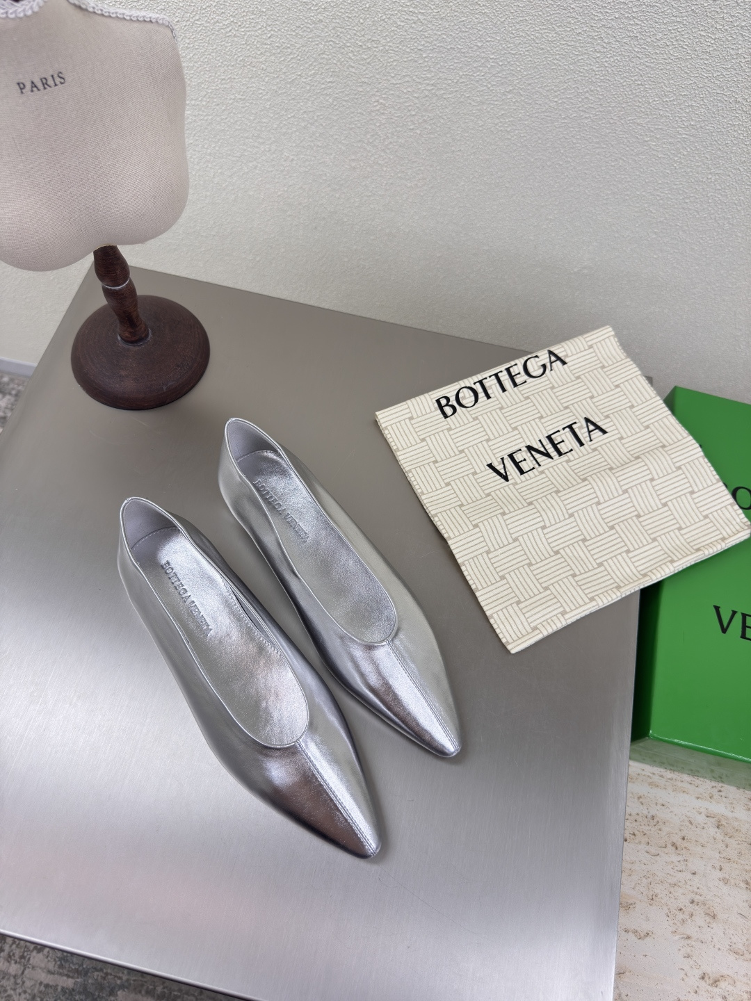 NO:424061,BV Women's Sofia Ballet Shoes Leather Ballet Shoes Silver Family Elements Weaving Series High-version Small round toe Must-have for commuting BV Early Autumn Series All are so beautiful Elegant materials used on shoes intellectually elegant and capable. Full of high-end design is beautiful~~ The fabric is made of original consistent lambskin and the styling technology pursues the perfect internal craftsmanship. Heels are used for foot pads. Never sloppy. Original outsole craftsmanship. Brand classics. Italian leather outsole is selected for the new season. With cleaning and dyeing technology, with rubber square craftsmanship, comfortable and high-end flat-soled design, making travel more comfortable. Confidence 35 36 37 38 39 40 41 42 (40 41 42 customized sizes) Configure original packaging. Hot craftsmanship logo bags, single shoes, bottega  veneta, sheepskin, Leather soles19860909BV 女士 Sofia 芭蕾舞鞋 皮革芭蕾舞鞋 银色 家族元素 编织系列 高版本 小圆头 通勤必备 BV早秋系列 都好美啊  优雅材质运用在鞋履上知性优雅干练  满满的高级感设计美美哒～～  面料选用原版一致小羊皮 以及定型科技追求内部工艺完美   鞋跟 垫脚选用小羊皮 绝不马虎 原版  大底工艺 品牌经典之作 新季选用意大利真皮大底 配合清染技术 搭配橡胶方块工艺  舒适高端 平底 设计 让出行更舒适 自信   35 36 37 38 39 40 41 42  (40 41 42定制码数)  配置原版包装 烫胶工艺logo布袋,单鞋,bottega veneta,sheepskin,Leather soles,Women's Shoes