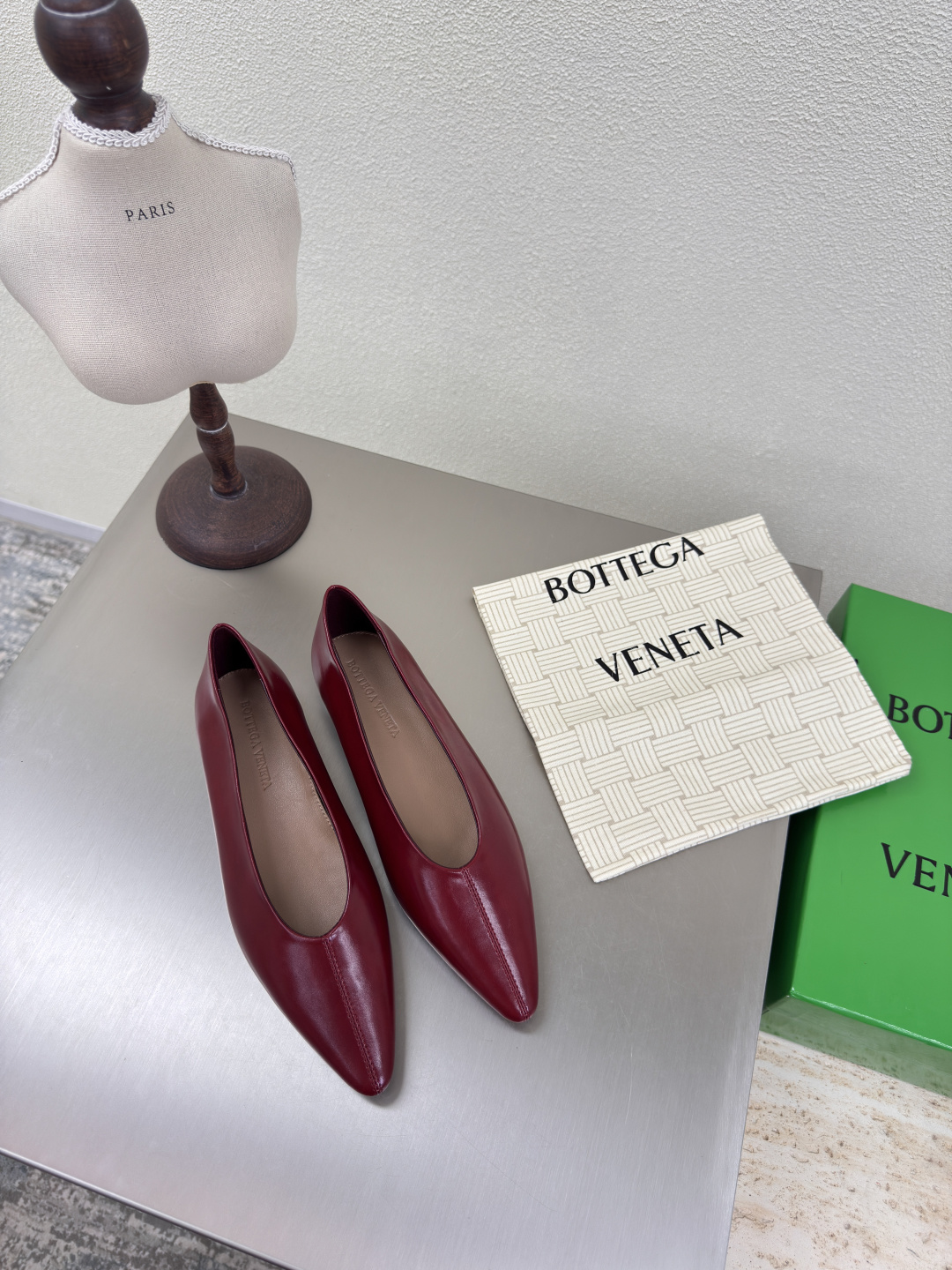 NO:424008,BV Women's Sofia Ballet Shoes Leather Ballet Shoes Burgundy Family Elements Weaving Series High-version Small round toe Must-have for commuting BV Early Autumn Series All are so beautiful Elegant materials used on shoes intellectually elegant and capable. Full of high-end design is beautiful~~ The fabric is made of original consistent lambskin and the styling technology pursues the perfect internal craftsmanship. Heels are used for foot pads. Never sloppy. Original outsole craftsmanship. Brand classics. Italian leather outsole is selected for the new season. With cleaning and dyeing technology, with rubber square craftsmanship, comfortable and high-end flat sole design makes travel more comfortable. Confidence 35 36 37 38 39 40 41 42 (40 41 42 customized sizes) Configure original packaging. Hot craftsmanship logo bags, single shoes, bottega  veneta, sheepskin, Leather soles19860909BV 女士 Sofia 芭蕾舞鞋 皮革芭蕾舞鞋 酒红色 家族元素 编织系列 高版本 小圆头 通勤必备 BV早秋系列 都好美啊  优雅材质运用在鞋履上知性优雅干练  满满的高级感设计美美哒～～  面料选用原版一致小羊皮 以及定型科技追求内部工艺完美   鞋跟 垫脚选用小羊皮 绝不马虎 原版  大底工艺 品牌经典之作 新季选用意大利真皮大底 配合清染技术 搭配橡胶方块工艺  舒适高端 平底 设计 让出行更舒适 自信   35 36 37 38 39 40 41 42  (40 41 42定制码数)  配置原版包装 烫胶工艺logo布袋,单鞋,bottega veneta,sheepskin,Leather soles,Women's Shoes