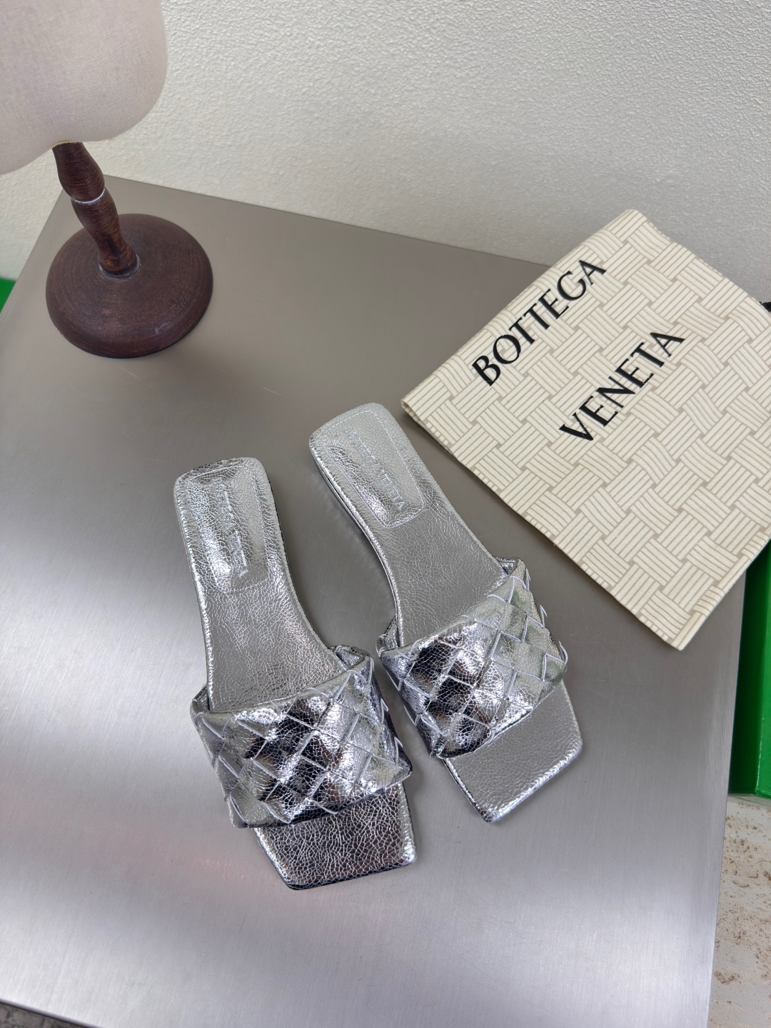 NO:384356,BV Parco Women's Muller Slippers Series 15mm Level Knitting Single Shoes Genuine Leather Hand-woven Silver Knitting This classic model is simply the latest BV ceiling. Two-color color versatile. Simple piece of leather 15mm pull strips. Hand-woven. High-end comfort. High-quality calfskin. Floor-up sheepskin inner comfortable and high-end. The sole is made of Italian leather outsole & injection rubber craftsmanship. Light dyeing technology. Benchmarked. The original packaging. The shoe bag uses glue-printing logo technology. The highest end of the market. The toe is made of hot melt glue. The heel is easy to rebound and does not deform. The upper line is made of Italian computer needle truck. The workmanship is fine. The original packaging treats customers sincerely. 35 36 37 38 39 40 41 42 43  Customized), slippers, bottega veneta, slippers, cowhide, sheepskin, Leather soles19860909BV Parco 女士穆勒拖鞋 系列 15 毫米级 编织单鞋 真皮手工编织  银色 编织 这款经典款 简直bv最新天花板啦 双色彩色百搭  简约一块皮15毫米抽条  手工编织而成 高档舒适 面料选用优质小牛皮 垫脚羊皮内里舒适高端 大底选用意大利真皮大底&注塑橡胶工艺 运用轻染工艺 对标对版 选用原版包装 鞋子布袋采用印胶logo工艺 市场最高端 采用热熔胶定型鞋头 后跟 易回弹不变形  鞋面车线选用意大利电脑针车 做工精细 选用原版包装 真心对待客人 35 36 37 38 39 40 41 42 （40 41 42 43 定制）,拖鞋,bottega veneta,slippers,cowhide,sheepskin,Leather soles,Women's Shoes