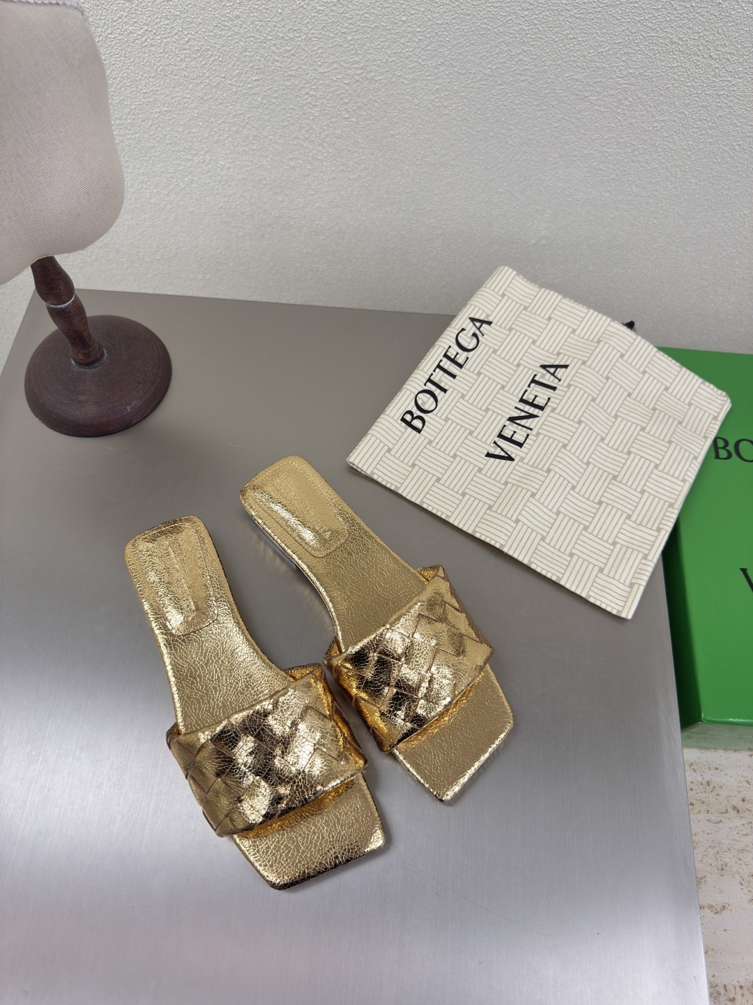 NO:384363,BV Parco Women's Muller Slippers Series 15mm Level Knitting Single Shoes Genuine Leather Hand-woven Gold Weaving This classic model is simply the latest BV ceiling. Two-color color versatile. Simple piece of leather 15mm pull strips. Hand-woven. High-end comfort. High-quality calfskin. Floor-up sheepskin inner comfortable and high-end. The sole is made of Italian leather outsole & injection rubber technology. Light dyeing technology. Benchmarked. The original packaging. The shoe bag uses glue logo technology. The highest end of the market. The toe is fixed with hot melt glue. The heel is easy to rebound and does not deform. The upper line is made of Italian computer needle truck. The workmanship is fine. The original packaging is treated with customers sincerely. 35 36 37 38 39 40 41 42 43  Customized), slippers, bottega veneta, slippers, cowhide, sheepskin, Leather soles19860909BV Parco 女士穆勒拖鞋 系列 15 毫米级 编织单鞋 真皮手工编织  金色 编织 这款经典款 简直bv最新天花板啦 双色彩色百搭  简约一块皮15毫米抽条  手工编织而成 高档舒适 面料选用优质小牛皮 垫脚羊皮内里舒适高端 大底选用意大利真皮大底&注塑橡胶工艺 运用轻染工艺 对标对版 选用原版包装 鞋子布袋采用印胶logo工艺 市场最高端 采用热熔胶定型鞋头 后跟 易回弹不变形  鞋面车线选用意大利电脑针车 做工精细 选用原版包装 真心对待客人 35 36 37 38 39 40 41 42 （40 41 42 43 定制）,拖鞋,bottega veneta,slippers,cowhide,sheepskin,Leather soles,Women's Shoes