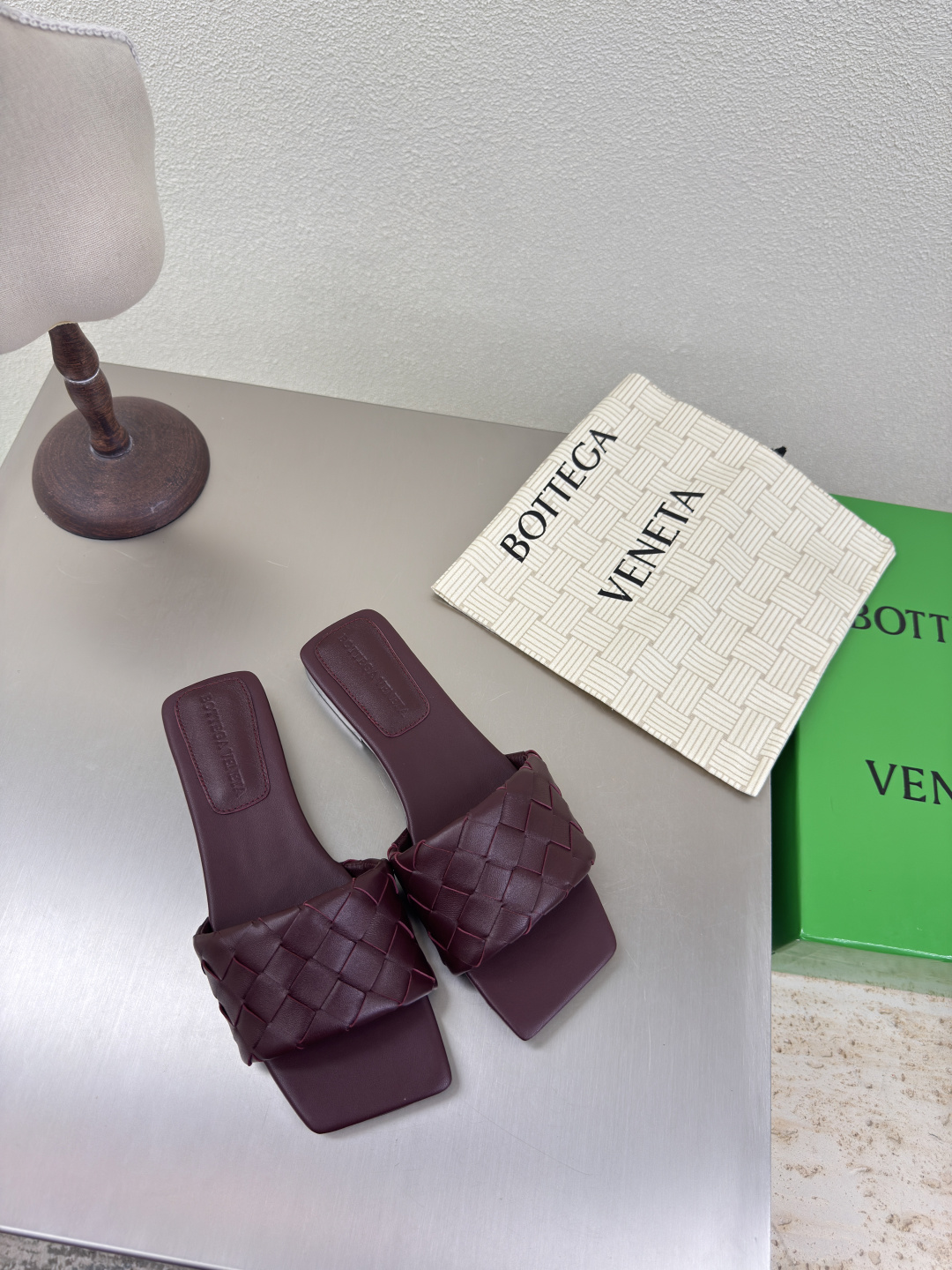 NO:384397,BV Parco Women's Muller Slippers Series 15mm Level Knitting Single Shoes Genuine Leather Hand-woven Baroque Wine Red Weaving This classic model is simply the latest BV ceiling. Two-color, versatile. Simple piece of leather 15mm pull strips. Hand-woven. High-end comfort. High-quality calfskin. Floor-up sheepskin inner comfortable and high-end. The sole is Italian leather outsole & injection rubber process. Light dyeing process. Benchmarked. The original packaging. The shoe bag uses glue-printing logo process. The highest end of the market. The toe is hot melt glue. The toe is fixed. The heel is easy to rebound and does not deform. The upper line is Italian computer needle truck. The workmanship is fine. The original packaging is treated with customers sincerely. 35 36 37 38 39 40 41 42 43  Customized), slippers, bottega veneta, slippers, cowhide, sheepskin, Leather soles19860909BV Parco 女士穆勒拖鞋 系列 15 毫米级 编织单鞋 真皮手工编织  巴洛克酒红编织 这款经典款 简直bv最新天花板啦 双色彩色百搭  简约一块皮15毫米抽条  手工编织而成 高档舒适 面料选用优质小牛皮 垫脚羊皮内里舒适高端 大底选用意大利真皮大底&注塑橡胶工艺 运用轻染工艺 对标对版 选用原版包装 鞋子布袋采用印胶logo工艺 市场最高端 采用热熔胶定型鞋头 后跟 易回弹不变形  鞋面车线选用意大利电脑针车 做工精细 选用原版包装 真心对待客人 35 36 37 38 39 40 41 42 （40 41 42 43 定制）,拖鞋,bottega veneta,slippers,cowhide,sheepskin,Leather soles,Women's Shoes