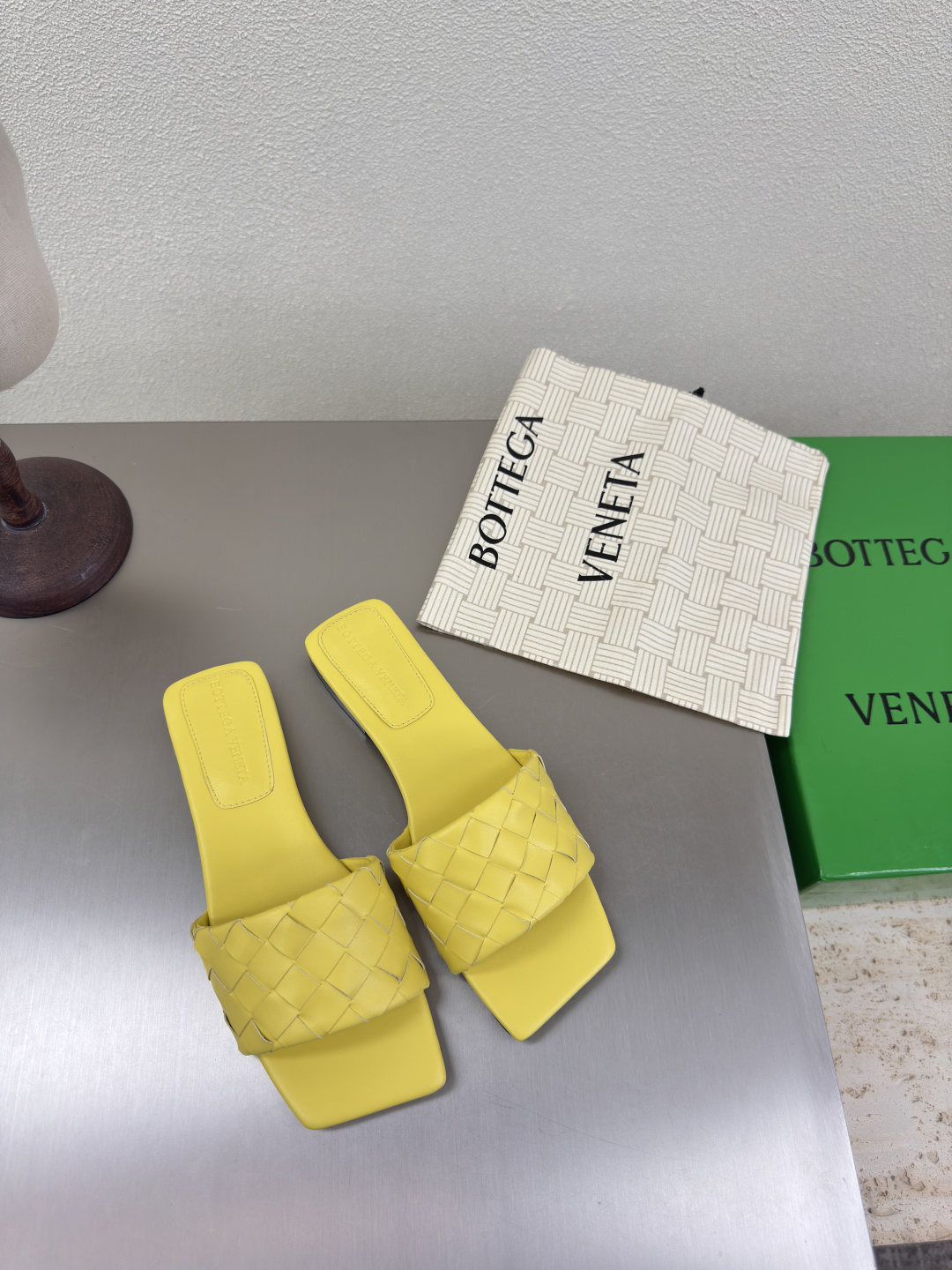 NO:384391,BV Parco Women's Muller Slippers Series 15mm Level Knitting Single Shoes Genuine Leather Hand-woven Lemon Yellow Knitting This classic model is simply the latest BV ceiling. Two-color, versatile, simple piece of leather 15mm pull strips Hand-woven, high-end, high-end fabric, high-quality calfskin, footbed sheepskin inner comfortable and high-end, outsole is Italian leather outsole & injection rubber process, light dyeing process, benchmark and matching version, original packaging, shoe bags are printed with glue logo process, market top end, hot melt glue is used to shape the toe, heel is easy to rebound and not deform, upper car line is selected from Italian computer needle truck, fine workmanship, original packaging, treat customers sincerely 35 36 37 38 39 40 41 42 （40 41 42 43  Customized), slippers, bottega veneta, slippers, cowhide, sheepskin, Leather soles19860909BV Parco 女士穆勒拖鞋 系列 15 毫米级 编织单鞋 真皮手工编织  柠檬黄色 编织 这款经典款 简直bv最新天花板啦 双色彩色百搭  简约一块皮15毫米抽条  手工编织而成 高档舒适 面料选用优质小牛皮 垫脚羊皮内里舒适高端 大底选用意大利真皮大底&注塑橡胶工艺 运用轻染工艺 对标对版 选用原版包装 鞋子布袋采用印胶logo工艺 市场最高端 采用热熔胶定型鞋头 后跟 易回弹不变形  鞋面车线选用意大利电脑针车 做工精细 选用原版包装 真心对待客人 35 36 37 38 39 40 41 42 （40 41 42 43 定制）,拖鞋,bottega veneta,slippers,cowhide,sheepskin,Leather soles,Women's Shoes