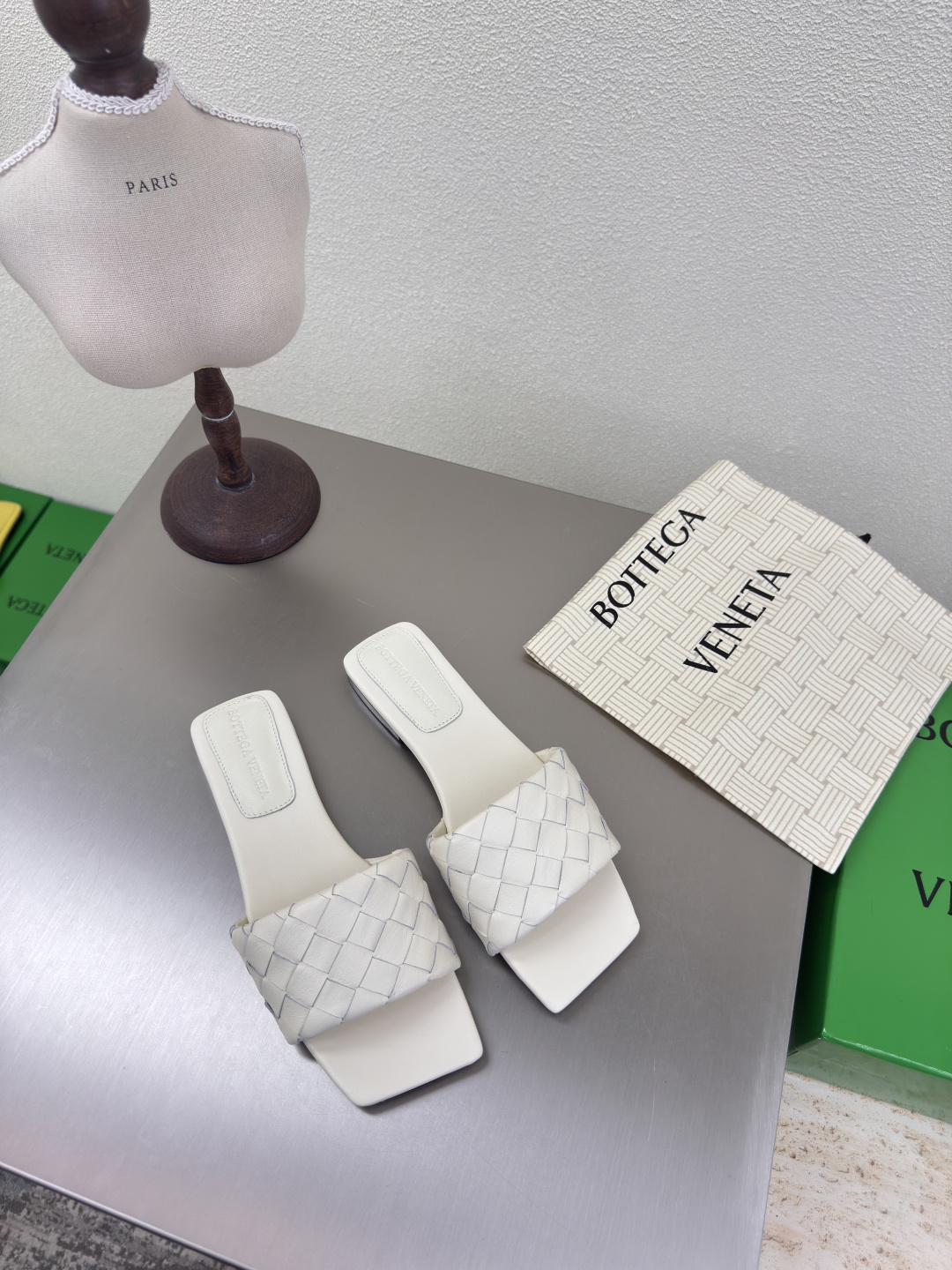 NO:384350,BV Parco Women's Muller Slippers Series 15mm Level Knitting Single Shoes Genuine Leather Hand-woven Salt White Knitting This classic model is simply the latest BV ceiling. Two-color, versatile, simple piece of leather 15mm strips Hand-woven, high-end, high-end fabric, high-quality calfskin, footbed sheepskin inner comfortable and high-end, outsole is Italian leather outsole & injection rubber process, light dyeing process, benchmark and matching version, original packaging, shoe bags are printed with glue logo process, market top end, hot melt glue is used to shape the toe, heel is easy to rebound and not deform, upper car line is selected from Italian computer needle truck, fine workmanship, original packaging, treat customers sincerely 35 36 37 38 39 40 41 42 （40 41 42 43  Customized), slippers, bottega veneta, slippers, cowhide, sheepskin, Leather soles19860909BV Parco 女士穆勒拖鞋 系列 15 毫米级 编织单鞋 真皮手工编织  盐白色 编织 这款经典款 简直bv最新天花板啦 双色彩色百搭  简约一块皮15毫米抽条  手工编织而成 高档舒适 面料选用优质小牛皮 垫脚羊皮内里舒适高端 大底选用意大利真皮大底&注塑橡胶工艺 运用轻染工艺 对标对版 选用原版包装 鞋子布袋采用印胶logo工艺 市场最高端 采用热熔胶定型鞋头 后跟 易回弹不变形  鞋面车线选用意大利电脑针车 做工精细 选用原版包装 真心对待客人 35 36 37 38 39 40 41 42 （40 41 42 43 定制）,拖鞋,bottega veneta,slippers,cowhide,sheepskin,Leather soles,Women's Shoes