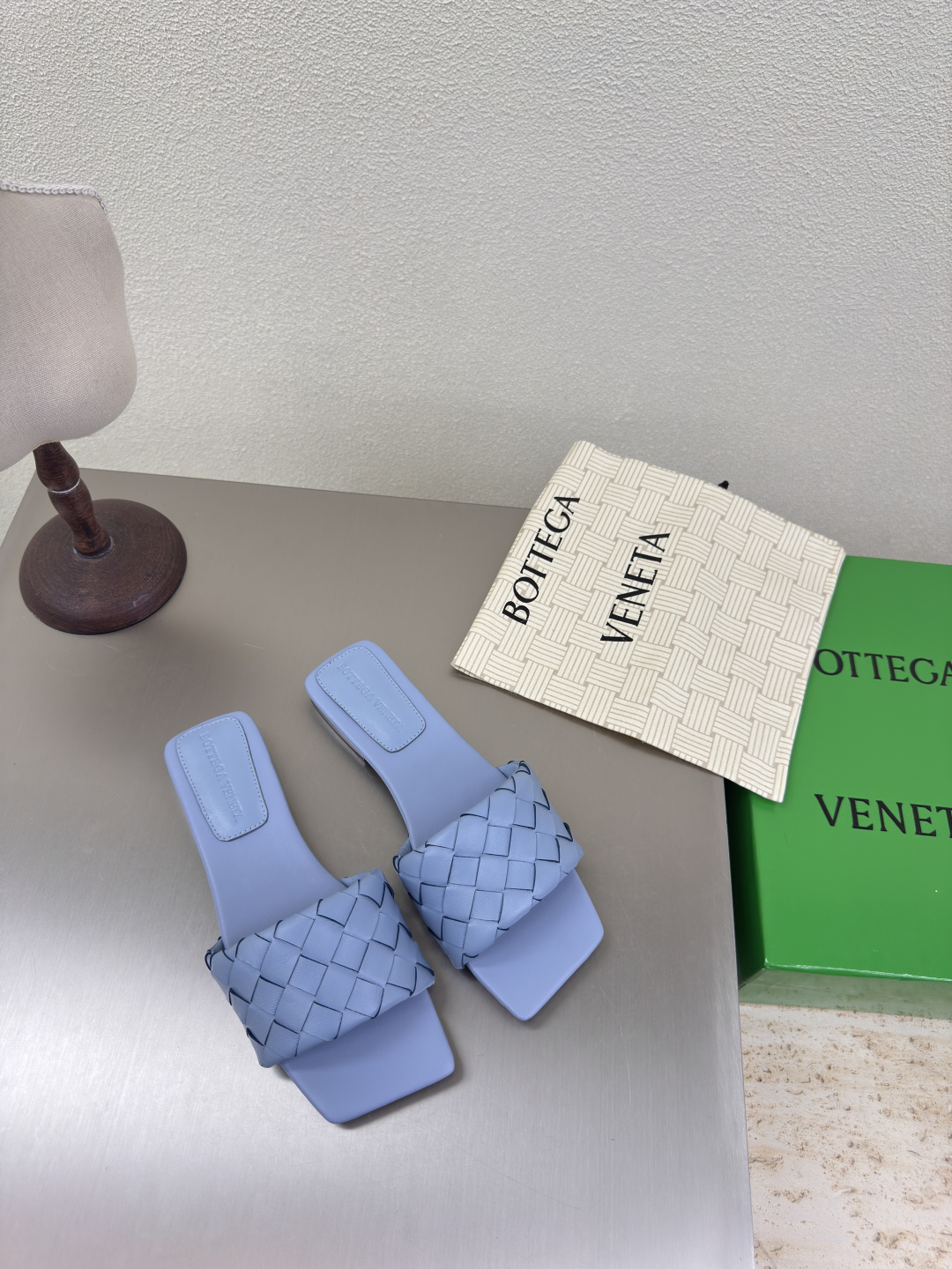 NO:384355,BV Parco Women's Muller Slippers Series 15mm Sketching Single Shoes Genuine Leather Hand-woven (Photo reason, the real thing is the same as the official website) Light blue Weaving This classic model is simply the latest BV ceiling. Two-color, versatile. Simple piece of leather 15mm pull strips. Hand-woven. High-end comfort. High-quality calfskin. Filled with foot pad sheepskin inner comfortable and high-end. The sole is Italian leather outsole & injection rubber process. Light dyeing process. Benchmarked. Use original packaging. Shoe bags are printed with glue logo technology. The highest end of the market. Use hot melt glue toe. Heel is easy to rebound and does not deform. The upper line is Italian computer needle truck. Fine workmanship. Use original packaging. Treat customers sincerely. 35 36 37 38 39 40 41 42 (40  41 42 43 Customized), slippers, bottega veneta, slippers, cowhide, sheepskin, Leather soles19860909BV Parco 女士穆勒拖鞋 系列 15 毫米级 编织单鞋 真皮手工编织（拍摄原因 实物与官网一致） 淡蓝色 编织 这款经典款 简直bv最新天花板啦 双色彩色百搭  简约一块皮15毫米抽条  手工编织而成 高档舒适 面料选用优质小牛皮 垫脚羊皮内里舒适高端 大底选用意大利真皮大底&注塑橡胶工艺 运用轻染工艺 对标对版 选用原版包装 鞋子布袋采用印胶logo工艺 市场最高端 采用热熔胶定型鞋头 后跟 易回弹不变形  鞋面车线选用意大利电脑针车 做工精细 选用原版包装 真心对待客人 35 36 37 38 39 40 41 42 （40 41 42 43 定制）,拖鞋,bottega veneta,slippers,cowhide,sheepskin,Leather soles,Women's Shoes