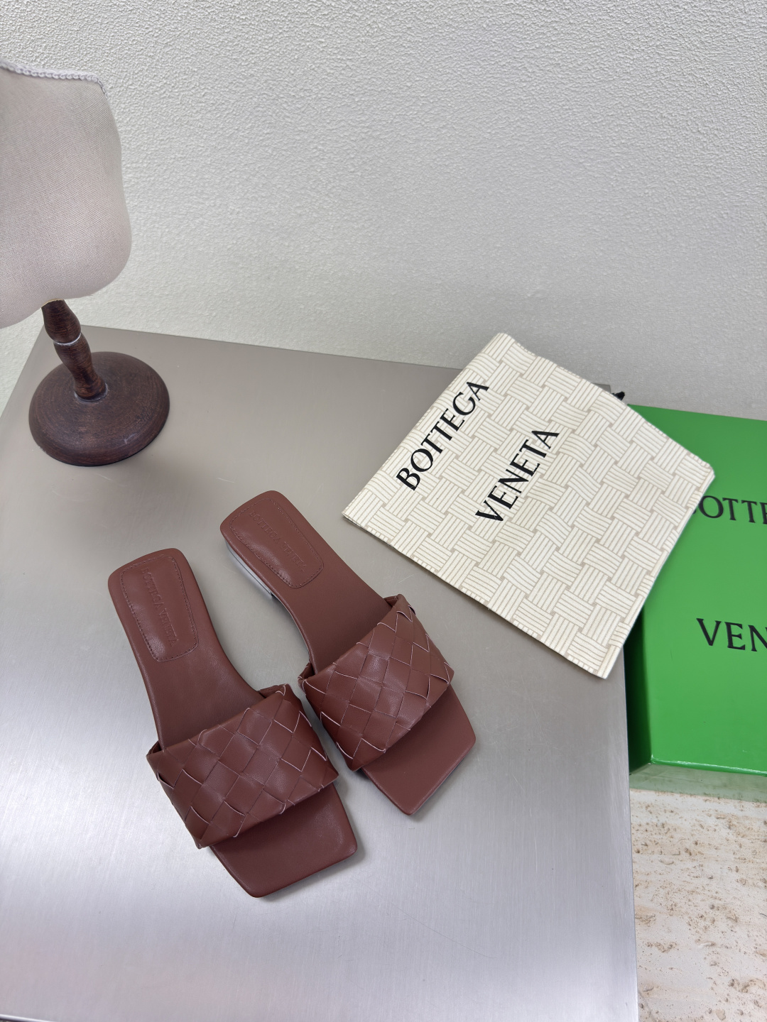 NO:384362,BV Parco Women's Muller Slippers Series 15mm Level Knitting Single Shoes Genuine Leather Hand-woven Brown Weaving This classic model is simply the latest BV ceiling. Two-color color versatile. Simple piece of leather 15mm pull strips. Hand-woven. High-end comfort. High-quality calfskin. Floor-up sheepskin inner comfortable and high-end. The sole is Italian leather outsole & injection rubber process. Light dyeing process. Benchmarked. The original packaging. The shoe bag uses glue logo process. The highest end of the market. The toe is hot melt glue. The toe is fixed. The heel is easy to rebound and does not deform. The upper line is Italian computer needle truck. The workmanship is fine. The original packaging is treated with customers sincerely. 35 36 37 38 39 40 41 42 43  Customized), slippers, bottega veneta, slippers, cowhide, sheepskin, Leather soles19860909BV Parco 女士穆勒拖鞋 系列 15 毫米级 编织单鞋 真皮手工编织  棕色 编织 这款经典款 简直bv最新天花板啦 双色彩色百搭  简约一块皮15毫米抽条  手工编织而成 高档舒适 面料选用优质小牛皮 垫脚羊皮内里舒适高端 大底选用意大利真皮大底&注塑橡胶工艺 运用轻染工艺 对标对版 选用原版包装 鞋子布袋采用印胶logo工艺 市场最高端 采用热熔胶定型鞋头 后跟 易回弹不变形  鞋面车线选用意大利电脑针车 做工精细 选用原版包装 真心对待客人 35 36 37 38 39 40 41 42 （40 41 42 43 定制）,拖鞋,bottega veneta,slippers,cowhide,sheepskin,Leather soles,Women's Shoes