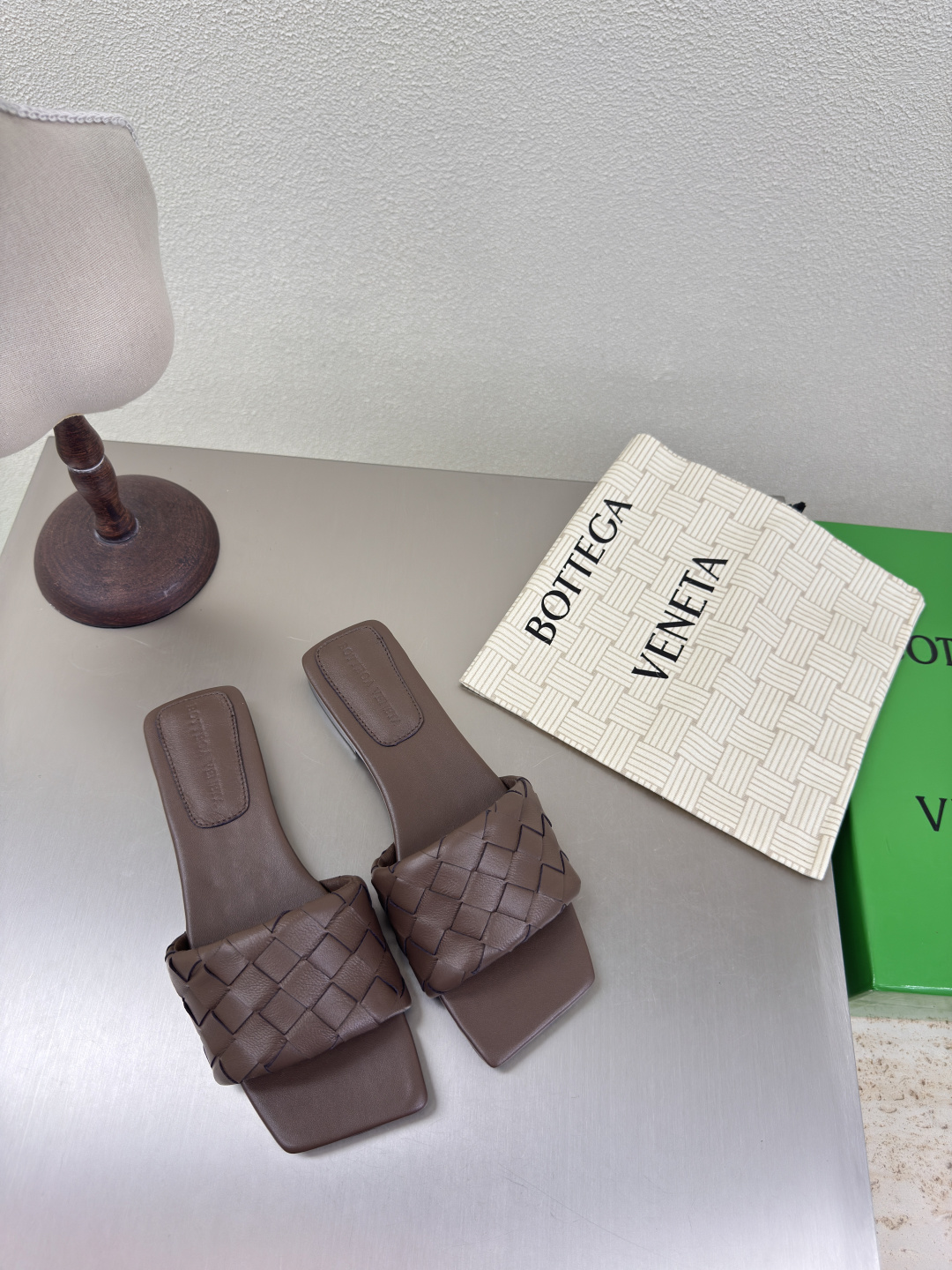 NO:384368,BV Parco Women's Muller Slippers Series 15mm Level Knitting Single Shoes Genuine Leather Hand-woven Deep Khaki Weaving This classic model is simply the latest BV ceiling. Two-color color versatile. Simple piece of leather 15mm pull strips. Hand-woven. High-end comfort. High-quality calfskin. Floor-up sheepskin inner comfortable and high-end. The sole is Italian leather outsole & injection rubber process. Light dyeing process. Benchmarked. The original packaging. The shoe bag uses glue-printing logo process. The highest end of the market. The toe is hot melt glue. The toe is fixed. The heel is easy to rebound and does not deform. The upper line is Italian computer needle truck. The workmanship is fine. The original packaging is treated with customers sincerely. 35 36 37 38 39 40 41 42 43  Customized), slippers, bottega veneta, slippers, cowhide, sheepskin, Leather soles19860909BV Parco 女士穆勒拖鞋 系列 15 毫米级 编织单鞋 真皮手工编织  深卡其色 编织 这款经典款 简直bv最新天花板啦 双色彩色百搭  简约一块皮15毫米抽条  手工编织而成 高档舒适 面料选用优质小牛皮 垫脚羊皮内里舒适高端 大底选用意大利真皮大底&注塑橡胶工艺 运用轻染工艺 对标对版 选用原版包装 鞋子布袋采用印胶logo工艺 市场最高端 采用热熔胶定型鞋头 后跟 易回弹不变形  鞋面车线选用意大利电脑针车 做工精细 选用原版包装 真心对待客人 35 36 37 38 39 40 41 42 （40 41 42 43 定制）,拖鞋,bottega veneta,slippers,cowhide,sheepskin,Leather soles,Women's Shoes