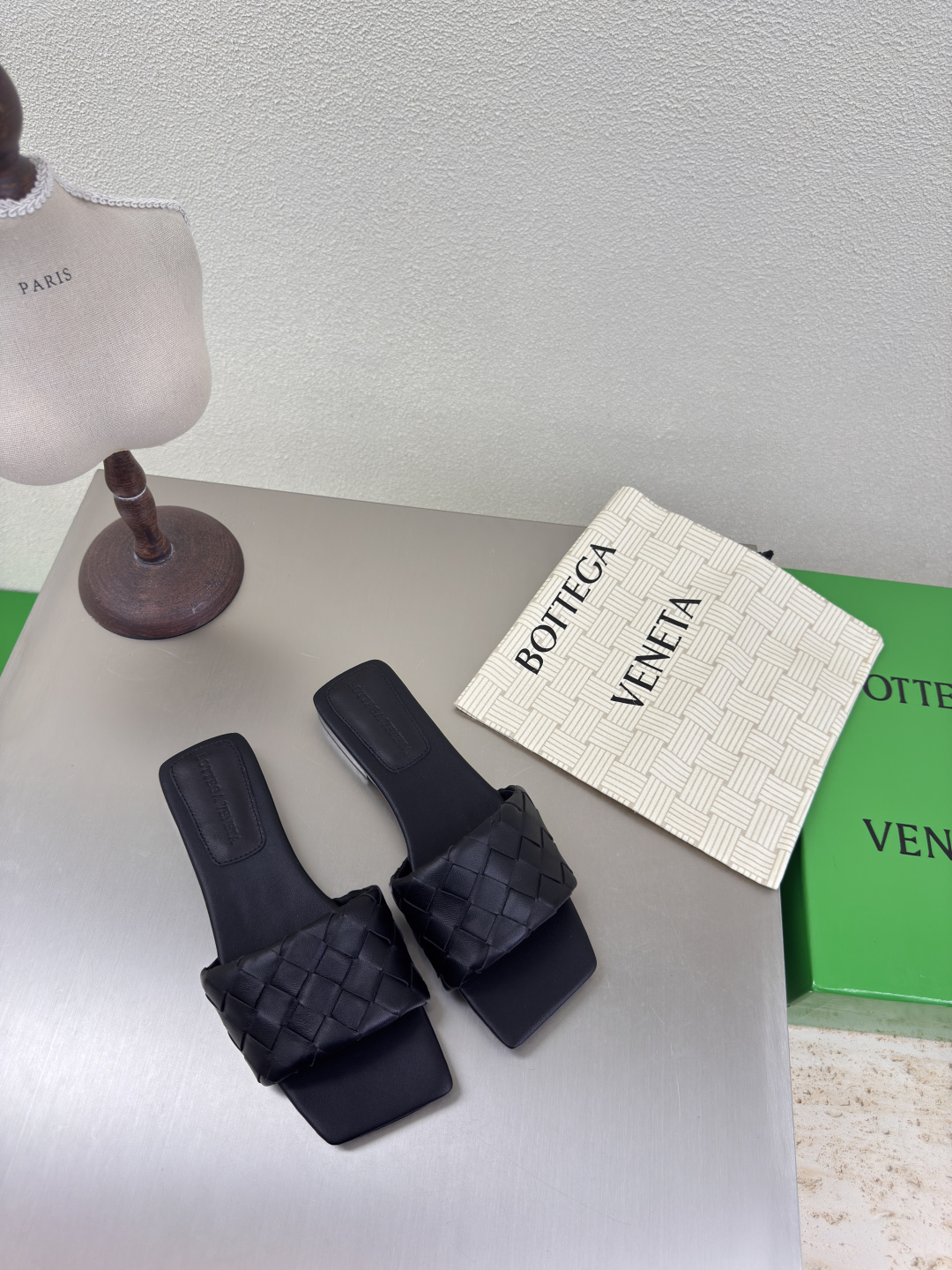 NO:384374,BV Parco Women's Muller Slippers Series 15mm Level Knitting Single Shoes Genuine Leather Hand-woven Black Weaving This classic model is simply the latest BV ceiling. Two-color, versatile, simple piece of leather 15mm strips Hand-woven, high-end, high-end fabric, high-quality calfskin, footbed sheepskin inner comfortable and high-end, outsole is Italian leather outsole & injection rubber process, light dyeing process, benchmark and matching version, original packaging, shoe bags are printed with glue logo process, market top end, hot melt glue is used to shape the toe, heel is easy to rebound and not deform, upper car line is selected from Italian computer needle truck, fine workmanship, original packaging, treat customers sincerely 35 36 37 38 39 40 41 42 （40 41 42 43  Customized), slippers, bottega veneta, slippers, cowhide, sheepskin, Leather soles19860909BV Parco 女士穆勒拖鞋 系列 15 毫米级 编织单鞋 真皮手工编织  黑色编织 这款经典款 简直bv最新天花板啦 双色彩色百搭  简约一块皮15毫米抽条  手工编织而成 高档舒适 面料选用优质小牛皮 垫脚羊皮内里舒适高端 大底选用意大利真皮大底&注塑橡胶工艺 运用轻染工艺 对标对版 选用原版包装 鞋子布袋采用印胶logo工艺 市场最高端 采用热熔胶定型鞋头 后跟 易回弹不变形  鞋面车线选用意大利电脑针车 做工精细 选用原版包装 真心对待客人 35 36 37 38 39 40 41 42 （40 41 42 43 定制）,拖鞋,bottega veneta,slippers,cowhide,sheepskin,Leather soles,Women's Shoes