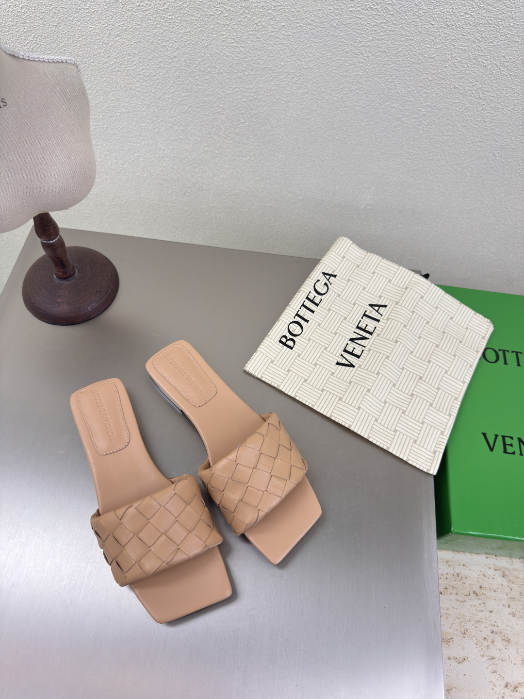 NO:384380,BV Parco Women's Muller Slippers Series 15mm Level Knitting Single Shoes Genuine Leather Hand-woven Apricot Color Weaving This classic model is simply the latest BV ceiling. Two-color color versatile. Simple piece of leather 15mm pull strips. Hand-woven. High-end comfort. High-quality calfskin. Floor-up sheepskin inner comfortable and high-end. The sole is Italian leather outsole & injection rubber process. Light dyeing process. Benchmarked. The original packaging. The shoe bag uses glue logo process. The highest end of the market. The toe is hot melt glue. The toe is fixed. The heel is easy to rebound and does not deform. The upper line is Italian computer needle truck. The workmanship is fine. The original packaging is treated with customers sincerely. 35 36 37 38 39 40 41 42 43  Customized), slippers, bottega veneta, slippers, cowhide, sheepskin, Leather soles19860909BV Parco 女士穆勒拖鞋 系列 15 毫米级 编织单鞋 真皮手工编织  杏色 编织 这款经典款 简直bv最新天花板啦 双色彩色百搭  简约一块皮15毫米抽条  手工编织而成 高档舒适 面料选用优质小牛皮 垫脚羊皮内里舒适高端 大底选用意大利真皮大底&注塑橡胶工艺 运用轻染工艺 对标对版 选用原版包装 鞋子布袋采用印胶logo工艺 市场最高端 采用热熔胶定型鞋头 后跟 易回弹不变形  鞋面车线选用意大利电脑针车 做工精细 选用原版包装 真心对待客人 35 36 37 38 39 40 41 42 （40 41 42 43 定制）,拖鞋,bottega veneta,slippers,cowhide,sheepskin,Leather soles,Women's Shoes