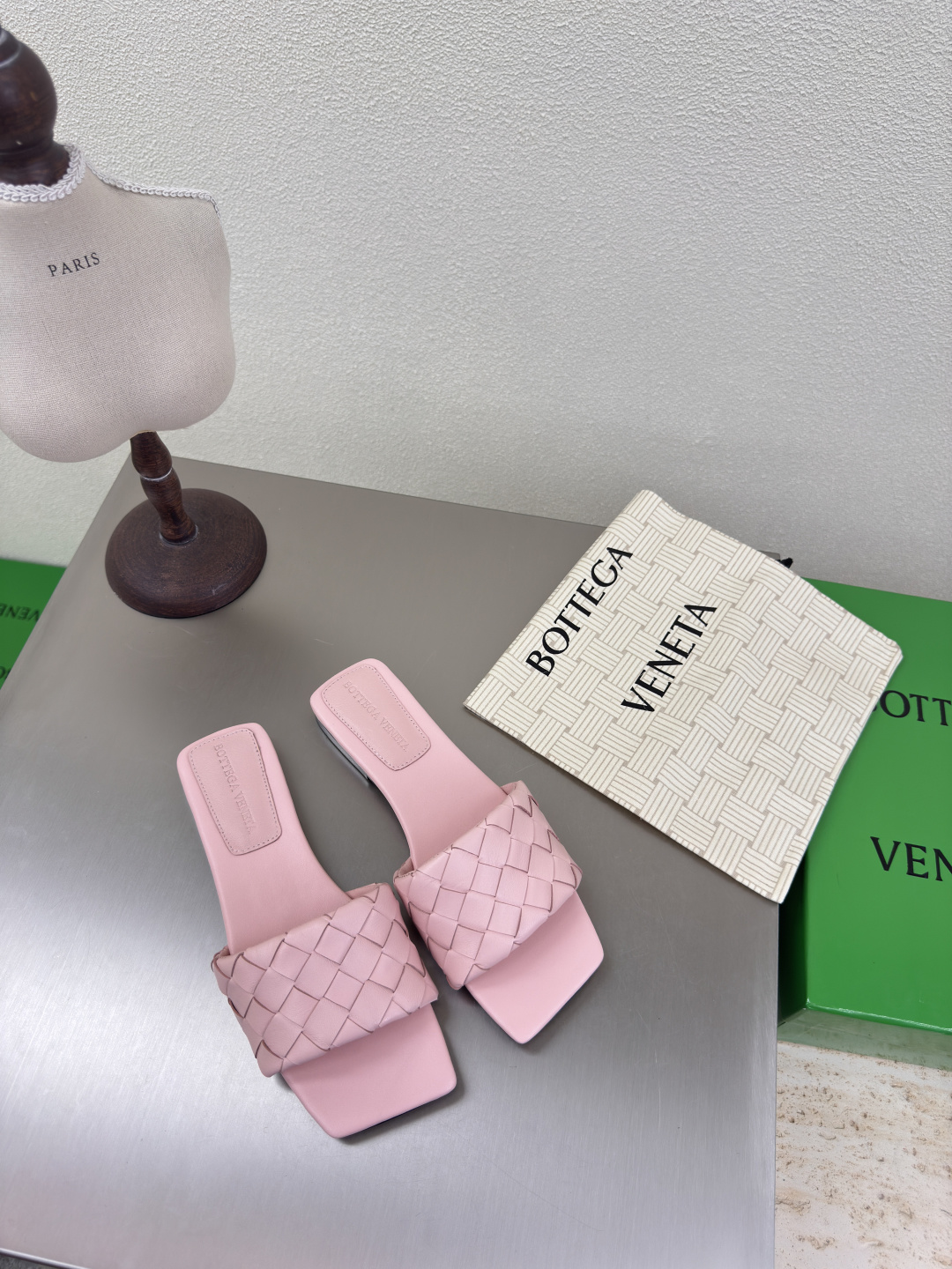 NO:384386,BV Parco Women's Muller Slippers Series 15mm Level Knitting Single Shoes Genuine Leather Hand-woven Pink Weaving This classic model is simply the latest BV ceiling. Two-color color versatile. Simple piece of leather 15mm pull strips. Hand-woven. High-end comfort. High-quality calfskin. Floor-up sheepskin inner comfortable and high-end. The sole is made of Italian leather outsole & injection rubber technology. Light dyeing technology. Benchmarked. The original packaging. The shoe bag uses glue-printing logo technology. The highest end of the market. The toe is made of hot melt glue. The heel is easy to rebound and does not deform. The upper line is made of Italian computer needle truck. The workmanship is fine. The original packaging is treated with customers sincerely. 35 36 37 38 39 40 41 42 43  Customized), slippers, bottega veneta, slippers, cowhide, sheepskin, Leather soles19860909BV Parco 女士穆勒拖鞋 系列 15 毫米级 编织单鞋 真皮手工编织  粉色 编织 这款经典款 简直bv最新天花板啦 双色彩色百搭  简约一块皮15毫米抽条  手工编织而成 高档舒适 面料选用优质小牛皮 垫脚羊皮内里舒适高端 大底选用意大利真皮大底&注塑橡胶工艺 运用轻染工艺 对标对版 选用原版包装 鞋子布袋采用印胶logo工艺 市场最高端 采用热熔胶定型鞋头 后跟 易回弹不变形  鞋面车线选用意大利电脑针车 做工精细 选用原版包装 真心对待客人 35 36 37 38 39 40 41 42 （40 41 42 43 定制）,拖鞋,bottega veneta,slippers,cowhide,sheepskin,Leather soles,Women's Shoes