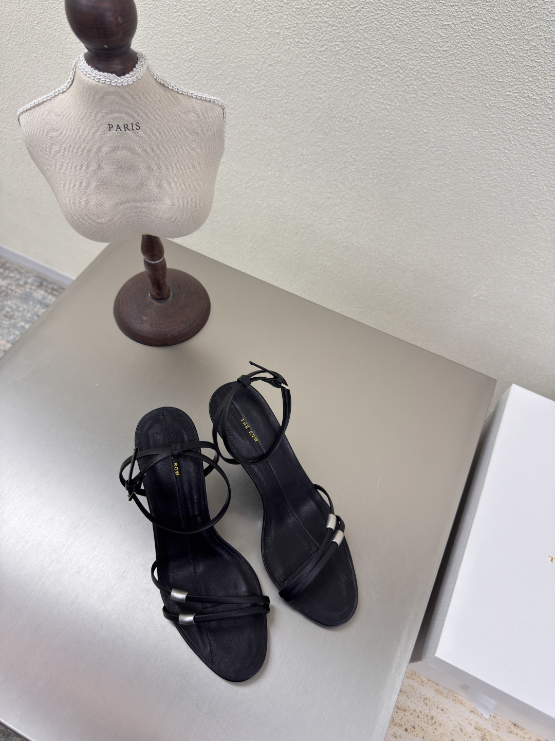 NO:401960,High heels, thin strap sandals, exquisite hardware embellishment, minimalist style, The Row Classic, handmade, high version, black, craft, pair of versions, same style, full of fashion, comfortable inner foot, outsole, Italian leather outsole, outsole, craftsmanship, multi-color optional, pressure-free, size 35 36 37 38 39 40 (40 customized) with original packaging, high heels, sandals, high heels, Leather soles19860909高跟 细带凉鞋 精致五金点缀  极简风  The Row 经典 手工制作 高版本入 黑色   工艺 对版 明星同款 时尚感满满   内里脚感舒适 大底 意大利真皮大底 大底 工艺  多色可选 搭配无压力  码数35 36 37 38 39 40（40 定制）  配原版包装,高跟鞋凉鞋,sandals,high heels,Leather soles,Women's Shoes