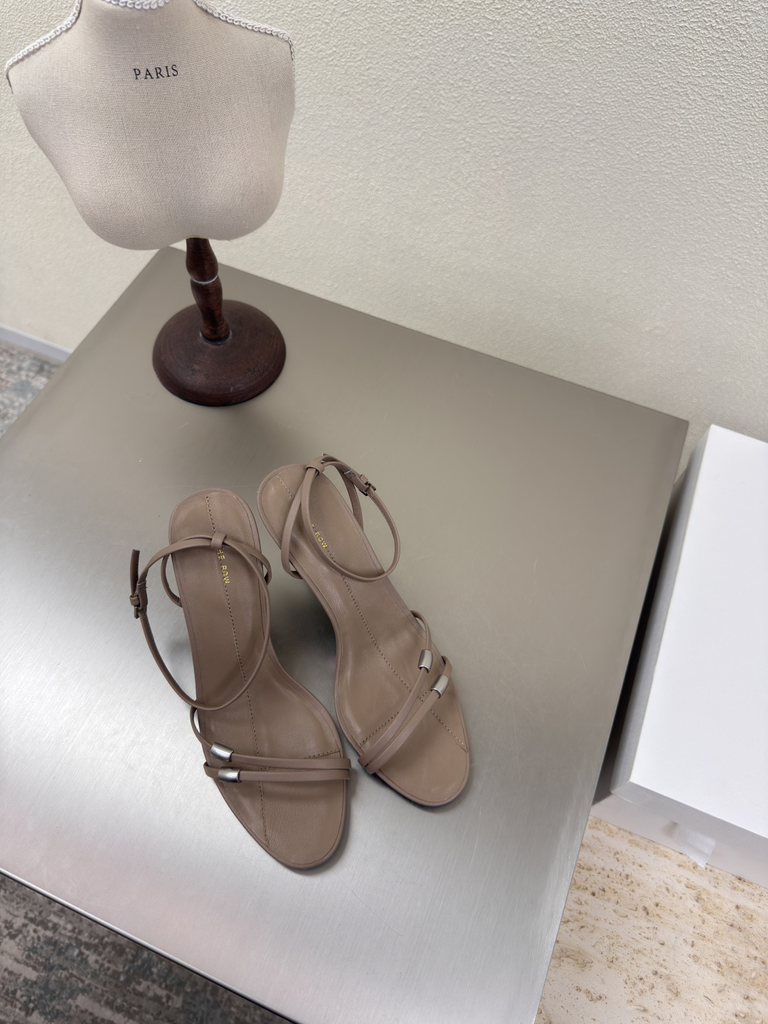 NO:401972,High heels, thin strap sandals, exquisite hardware embellishment, minimalist style, The Row Classic, handmade, high version, apricot color, craftsmanship, paired version, same style, full of fashion, comfortable inner foot, outsole, Italian leather outsole, outsole, craftsmanship, multi-color optional, pressure-free, size 35 36 37 38 39 40 (40 customized) with original packaging, high heels, sandals, high heels, Leather soles19860909高跟 细带凉鞋 精致五金点缀  极简风  The Row 经典 手工制作 高版本入 杏色   工艺 对版 明星同款 时尚感满满   内里脚感舒适 大底 意大利真皮大底 大底 工艺  多色可选 搭配无压力  码数35 36 37 38 39 40（40 定制）  配原版包装,高跟鞋凉鞋,sandals,high heels,Leather soles,Women's Shoes