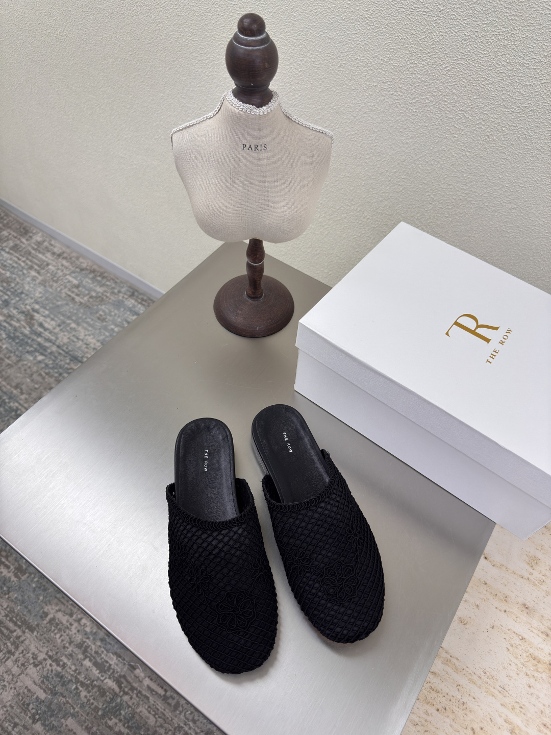 NO:401942,Flat sole lace embroidered slippers Minimalist style The Row Classic Handmade High-version Black Craftsmanship Match version Celebrity Same style Full of fashion Feeling comfortable inner foot Outsole Italian leather outsole Outsole Craft Multi-color optional Match without pressure Number of sizes 35 36 37 38 39 40 (40 customized) With original packaging, semi-torque, slippers, Leather soles19860909平底 蕾丝绣花拖鞋 极简风  The Row 经典 手工制作 高版本入 黑色  工艺 对版 明星同款 时尚感满满   内里脚感舒适 大底 意大利真皮大底 大底 工艺  多色可选 搭配无压力  码数35 36 37 38 39 40（40 定制）  配原版包装,半拖,slippers,Leather soles,Women's Shoes