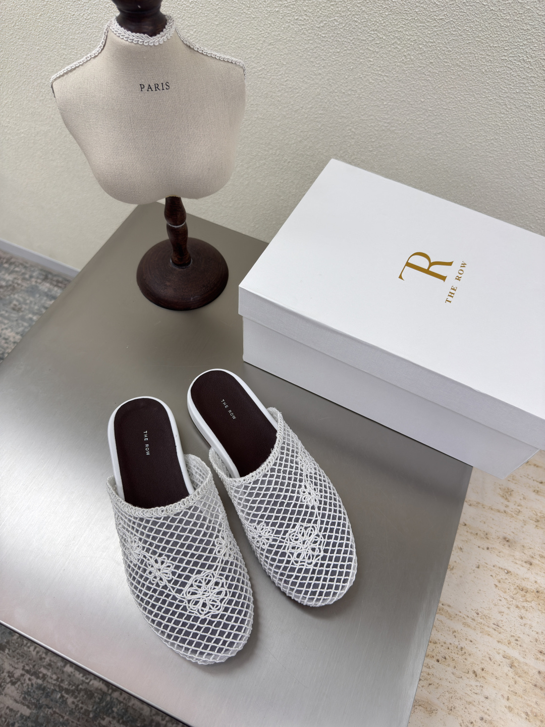 NO:401948,Flat sole lace embroidered slippers Minimalist style The Row Classic Handmade High-version White Craftsmanship Same model Celebrity Full of fashion Feeling comfortable inner foot Outsole Italian leather outsole Outsole Craftsmanship Multi-color optional Matching No pressure Number 35 36 37 38 39 40 (40 customized) With original packaging, semi-torque, slippers, Leather soles19860909平底 蕾丝绣花拖鞋 极简风  The Row 经典 手工制作 高版本入 白色   工艺 对版 明星同款 时尚感满满   内里脚感舒适 大底 意大利真皮大底 大底 工艺  多色可选 搭配无压力  码数35 36 37 38 39 40（40 定制）  配原版包装,半拖,slippers,Leather soles,Women's Shoes