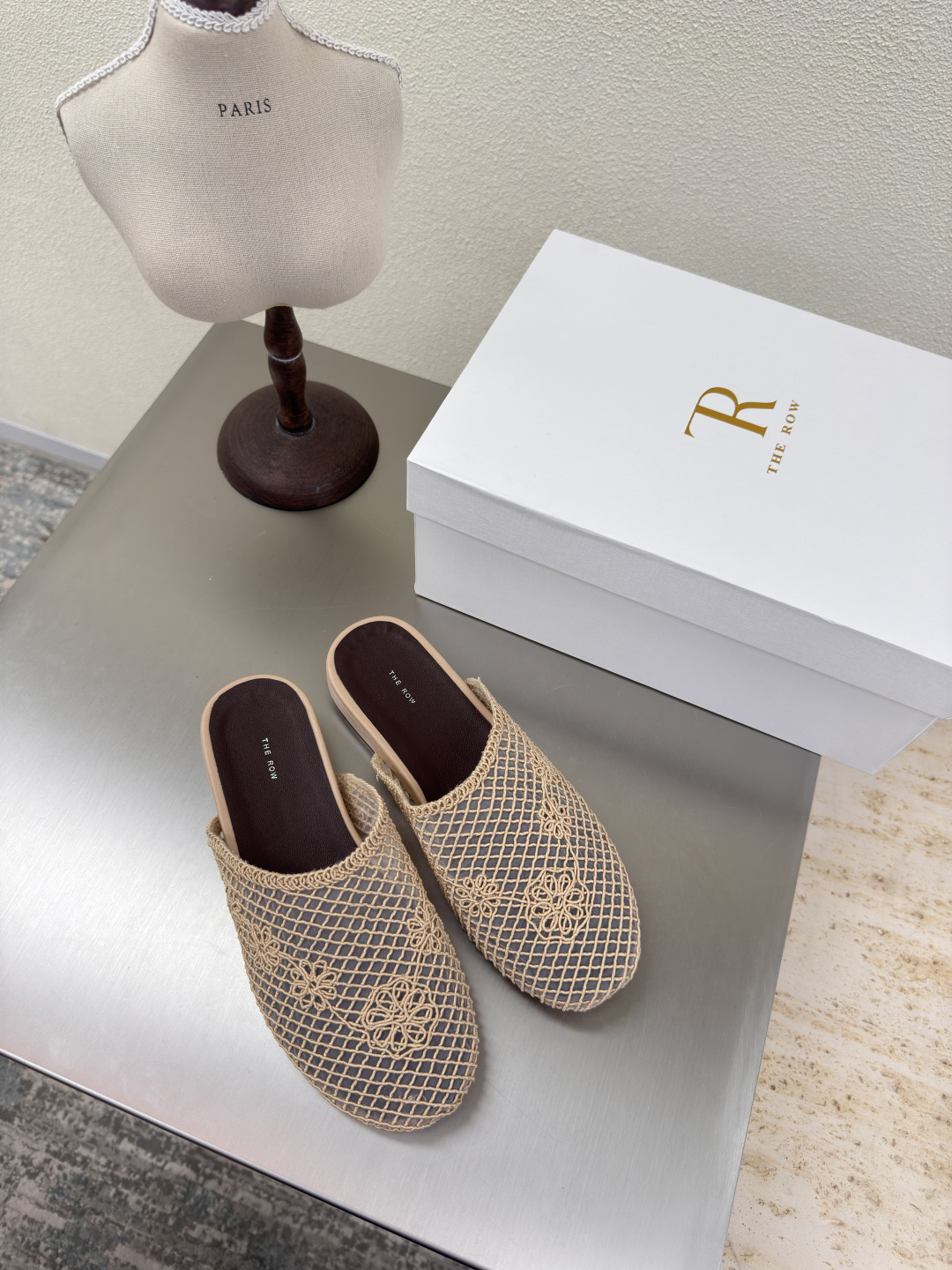 NO:401954,Flat sole lace embroidered slippers Minimalist style The Row Classic Handmade High-version Apricot Color Craftsmanship Comparison version Celebrity Same style Full of fashion Feeling comfortable in the inner foot Outsole Italian leather outsole Outsole Craftsmanship Multi-color optional Matching No pressure Number 35 36 37 38 39 40 (40 customized) With original packaging, semi-torch, slippers, Leather soles19860909平底 蕾丝绣花拖鞋 极简风  The Row 经典 手工制作 高版本入 杏色   工艺 对版 明星同款 时尚感满满   内里脚感舒适 大底 意大利真皮大底 大底 工艺  多色可选 搭配无压力  码数35 36 37 38 39 40（40 定制）  配原版包装,半拖,slippers,Leather soles,Women's Shoes