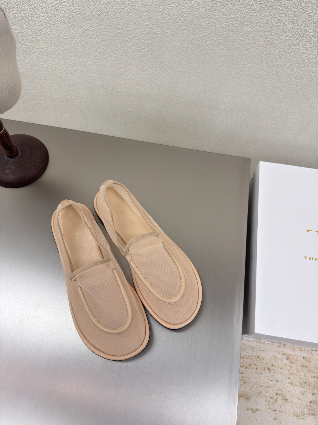 NO:401925,Flat sole mesh loafers minimalist style The Row Classic Handmade High-version Apricot color Craftsmanship Same model Celebrity Full of fashion Feeling comfortable Inner foot feeling Integrated molding rubber Outsole Craftsmanship Multi-color optional Matching No pressure Number 35 36 37 38 39 40 (40 customized) With original packaging, loafers, loafers19860909平底 网纱乐福鞋  极简风  The Row 经典 手工制作 高版本入 杏色   工艺 对版 明星同款 时尚感满满   内里脚感舒适  一体成型橡胶 大底 工艺  多色可选 搭配无压力  码数35 36 37 38 39 40（40 定制）  配原版包装,乐福鞋,loafers,Women's Shoes