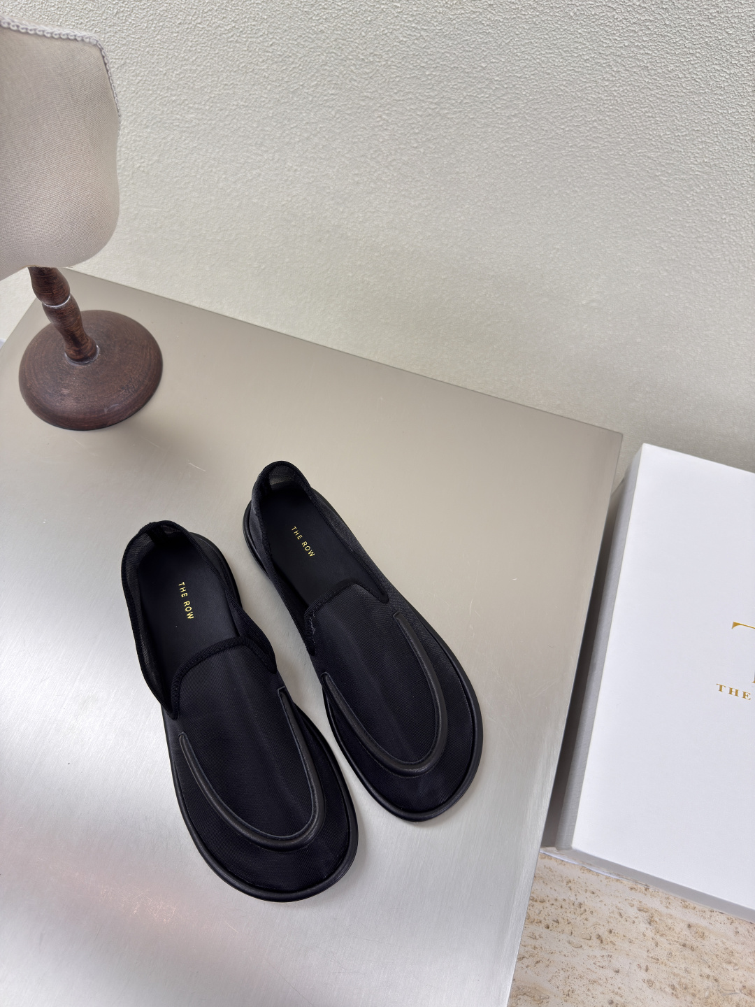 NO:401936,Flat sole mesh loafers minimalist style The Row Classic Handmade High-version Black Crafts Pair Edition Celebrity Same style Full of fashion Feeling comfortable Inner foot feeling Integrated molding rubber Outsole Craft Multi-color optional Matching No pressure Number 35 36 37 38 39 40 (40 customized) With original packaging, loafers, loafers19860909平底 网纱乐福鞋  极简风  The Row 经典 手工制作 高版本入 黑色   工艺 对版 明星同款 时尚感满满   内里脚感舒适  一体成型橡胶 大底 工艺  多色可选 搭配无压力  码数35 36 37 38 39 40（40 定制）  配原版包装,乐福鞋,loafers,Women's Shoes