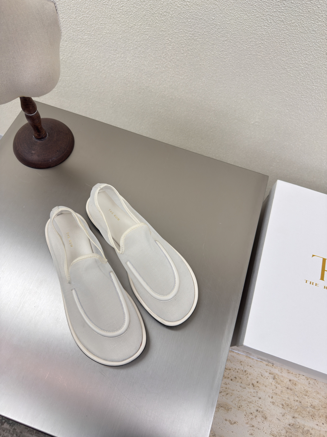 NO:401931,Flat sole mesh loafers minimalist style The Row Classic Handmade High-version in white craftsmanship Same as stars Full of fashion sense Comfortable inner foot Integrated rubber Outsole Craftsmanship Multi-color optional Matching No pressure Number 35 36 37 38 39 40 (40 customized) With original packaging, loafers, loafers19860909平底 网纱乐福鞋  极简风  The Row 经典 手工制作 高版本入 米白色   工艺 对版 明星同款 时尚感满满   内里脚感舒适  一体成型橡胶 大底 工艺  多色可选 搭配无压力  码数35 36 37 38 39 40（40 定制）  配原版包装,乐福鞋,loafers,Women's Shoes