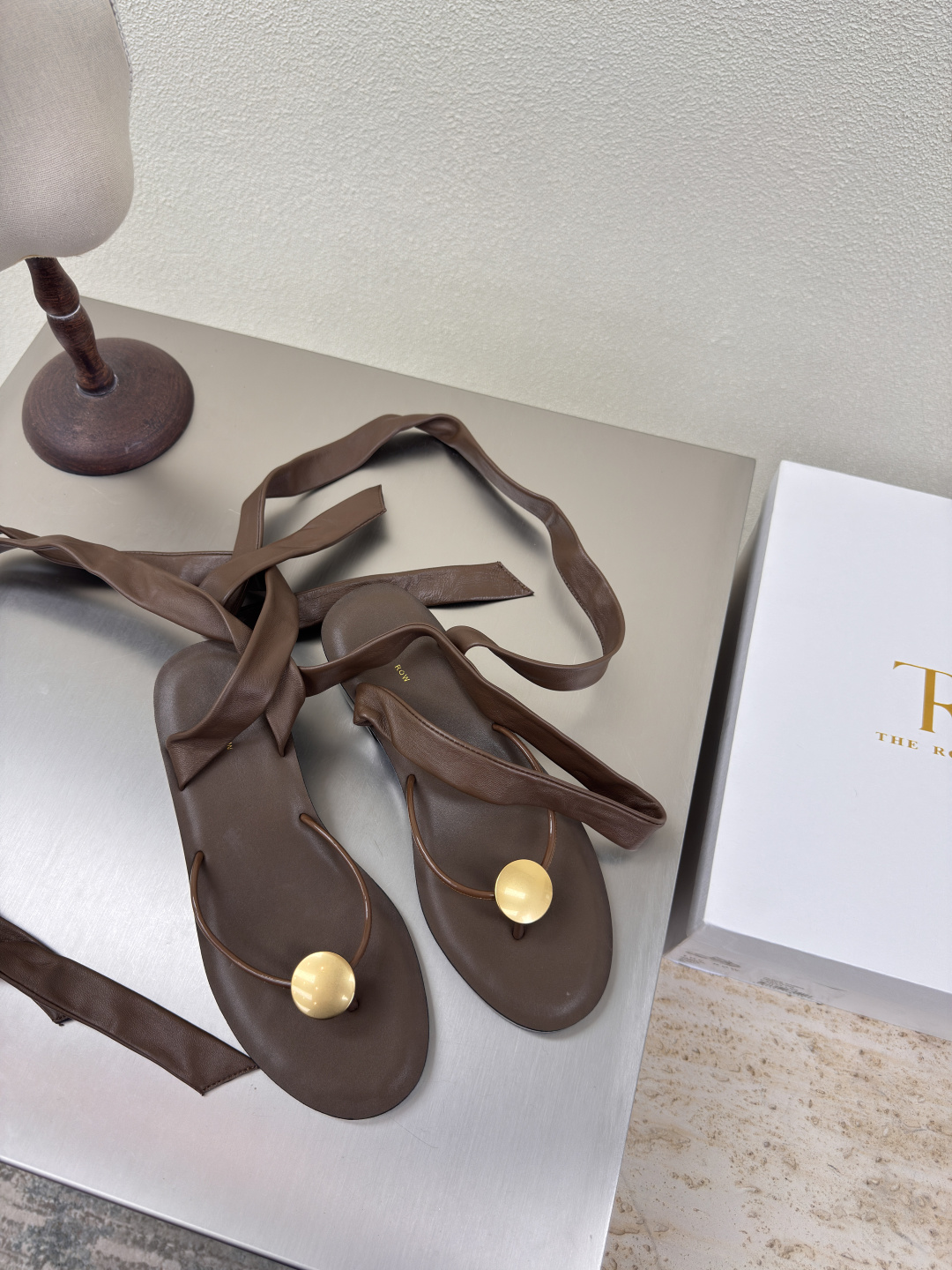 NO:401965,Flat sole Round hardware Roman strap Sandals Minimalist style The Row Classic Handmade High-version Khaki Craftsmanship Comparison version Celebrity Same style Full of fashion Feeling comfortable in the inner foot Italian leather Combination outsole Craftsmanship Multi-color optional Matching No pressure Size 35 36 37 38 39 40 41 (40 41 Customized) With original packaging, split-toe shoes, sandals19860909平底 圆形五金 罗马带 凉鞋  极简风  The Row 经典 手工制作 高版本入 卡其色   工艺 对版 明星同款 时尚感满满   内里脚感舒适  意大利真皮 组合大底 工艺  多色可选 搭配无压力  码数35 36 37 38 39 40 41（40 41 定制）  配原版包装,分趾鞋,sandals,Women's Shoes