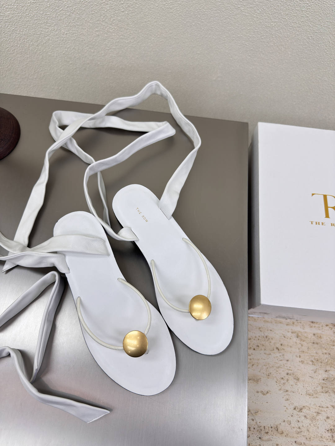 NO:401919,Flat sole Round hardware Roman strap Sandals Minimalist style The Row Classic Handmade High-version White Craftsmanship Same model Celebrity Full of fashion Feeling comfortable in the foot Italian leather Combination outsole Craftsmanship Multi-color optional Matching No pressure Size 35 36 37 38 39 40 41 (40 41 Customized) With original packaging, split-toe shoes, sandals19860909平底 圆形五金 罗马带 凉鞋  极简风  The Row 经典 手工制作 高版本入 白色  工艺 对版 明星同款 时尚感满满   内里脚感舒适  意大利真皮 组合大底 工艺  多色可选 搭配无压力  码数35 36 37 38 39 40 41（40 41 定制）  配原版包装,分趾鞋,sandals,Women's Shoes