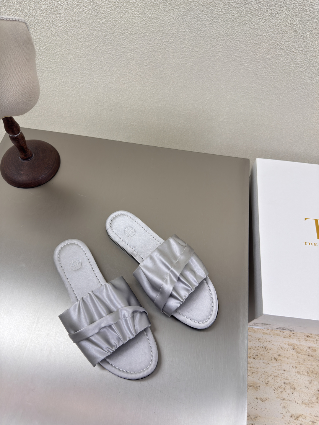 NO:401953,Flat sole pleated slippers Silk material Minimalist style The Row Classic Handmade High-version Silver-gray silk Crafts Pair version Celebrity same style Full of fashion Feeling comfortable in the inner foot Italian leather Combination outsole Craftsmanship Multi-color optional Matching No pressure Number 35 36 37 38 39 40 41 (40 41 Customized) With original packaging, slippers, slippers, real silk19860909平底 褶皱拖鞋 真丝材质  极简风  The Row 经典 手工制作 高版本入 银灰色真丝   工艺 对版 明星同款 时尚感满满   内里脚感舒适  意大利真皮 组合大底 工艺  多色可选 搭配无压力  码数35 36 37 38 39 40 41（40 41 定制）  配原版包装,拖鞋,slippers,real silk,Women's Shoes