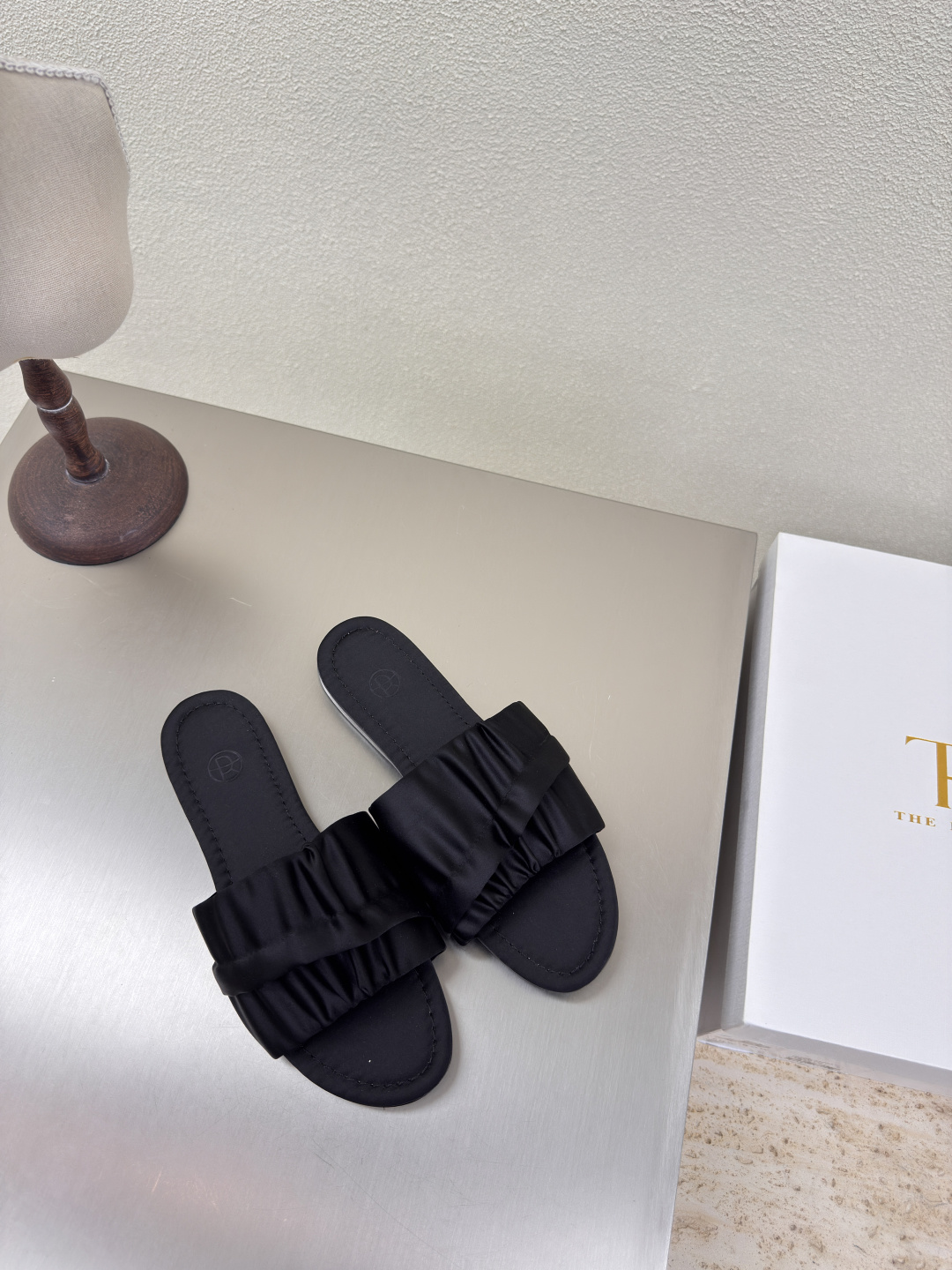 NO:401947,Flat sole pleated slippers Silk material minimalist style The Row Classic Handmade High-version Black silk Craftsmanship Match version Celebrity same style Full of fashion Feeling comfortable in the inner foot Italian leather Combination outsole Craftsmanship Multi-color optional Match without pressure Number 35 36 37 38 39 40 41 (40 41 Customized) With original packaging, slippers, slippers, real silk19860909平底 褶皱拖鞋 真丝材质  极简风  The Row 经典 手工制作 高版本入 黑色真丝   工艺 对版 明星同款 时尚感满满   内里脚感舒适  意大利真皮 组合大底 工艺  多色可选 搭配无压力  码数35 36 37 38 39 40 41（40 41 定制）  配原版包装,拖鞋,slippers,real silk,Women's Shoes