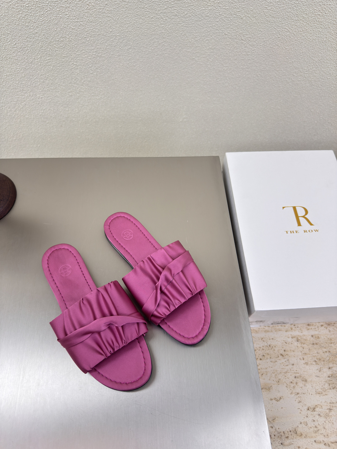 NO:401959,Flat sole pleated slippers Silk material minimalist style The Row Classic Handmade High-version Rose red Silk Crafts Pair version Celebrity same style Full of fashion Feel comfortable in the inner foot Italian leather Combination outsole Craftsmanship Multi-color optional Matching No pressure Number 35 36 37 38 39 40 41 (40 41 customized) With original packaging, slippers, slippers, real silk19860909平底 褶皱拖鞋 真丝材质  极简风  The Row 经典 手工制作 高版本入 玫红色 真丝   工艺 对版 明星同款 时尚感满满   内里脚感舒适  意大利真皮 组合大底 工艺  多色可选 搭配无压力  码数35 36 37 38 39 40 41（40 41 定制）  配原版包装,拖鞋,slippers,real silk,Women's Shoes