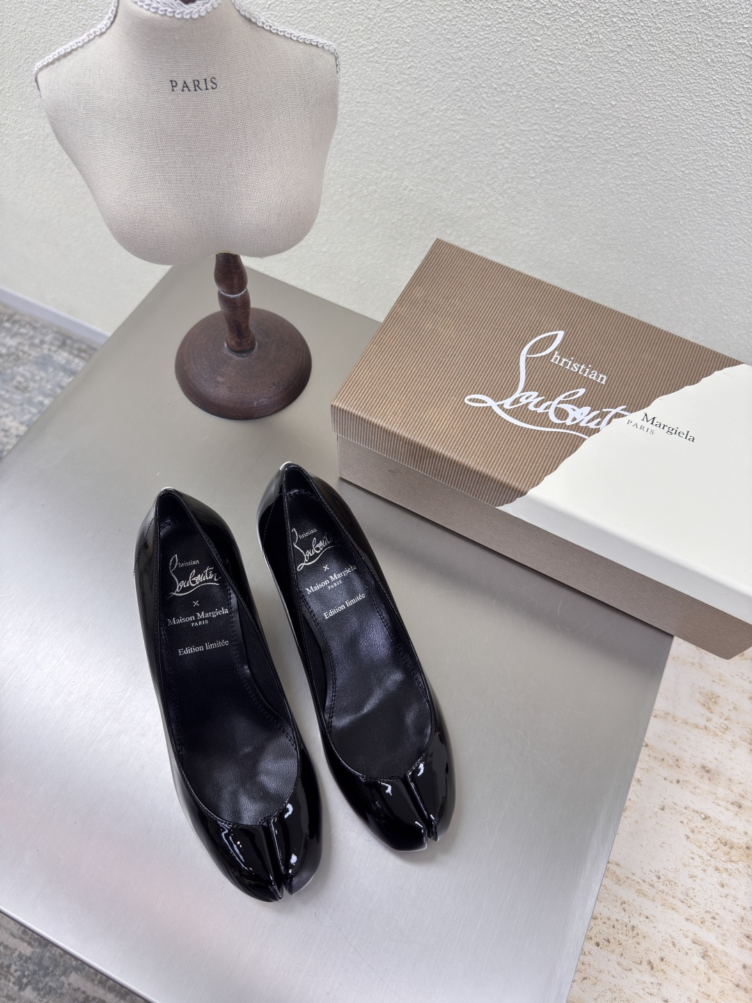 NO:401968,6.5cm CL× MM6 Maison Margiela Co-branded split-toe shoes MM6 Maison Margiela Cattle patent leather fabric reverse suede inner Italian leather outsole Hot fashion style Black Mm6 Maison Margiela's experiment starts from the functionalist deconstruction aesthetic, unexpected playful and avant-garde interpretation, changeable simple style tailoring, presenting an extremely creative fashion experimental style. Comfortable and delicate, high-end version The rebellious and low-key Mm6 Maison Marqiela has released a new style, fashionable shoes with pragmatism as the core of the design. The avant-garde design is similar to the main line Tabi split-toe styling design, with the top layer cowhide upper, water dyed cowhide inner  The neat upper design is modern and fashionable, and it can also become one of the most practical items for daily wardrobe wear! The outsole uses the original uniform outsole with digital heels 35 36 37 38 39 40 41 (40 41 customization), split-toe shoes and high heels, masion margiela, masion margiela, high heels, cowhide, Leather soles198609096.5cm CL× MM6 马吉拉 联名款分趾鞋 MM6 Maison Margiela 小牛漆皮面料 反绒面 内里 意大利真皮大底 大热时尚风格 黑色  Mm6 Maison Margiela的实验性从功能主义的解构美学出发,意想不到的玩味和前卫演绎,多变的简约风格剪裁,呈现创意无比的时装实验造型. 舒服细腻  高端对版  反叛又低调的Mm6 Maison Marqiela再出新款,以实用主义为设计核心的时髦鞋履. 前卫的设计与主线的Tabi分趾造型设计有着异曲同工 搭配头层牛皮鞋面,水染牛皮内里 利落的鞋面设计,摩登时髦的同时也可以成为日常衣橱非常实穿的单品之一! 大底选用原版一致大底 搭配数字跟 35 36 37 38 39 40 41(40 41 定制),分趾鞋高跟鞋,masion margiela,masion margiela,high heels,cowhide,Leather soles,Women's Shoes