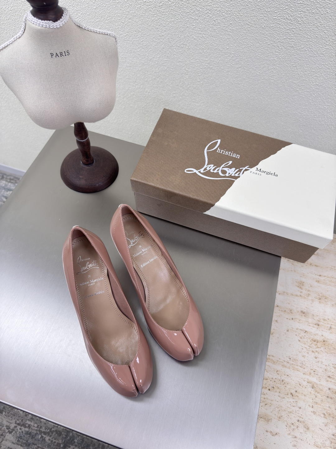 NO:401917,6.5cm CL× MM6 Maison Margiela Co-branded split-toe shoes MM6 Maison Margiela Cattle patent leather fabric reverse suede inner Italian leather outsole hot fashion style Apricot pink Mm6 Maison Margiela's experiment starts from the functionalist deconstruction aesthetic, unexpected playful and avant-garde interpretation, changeable and simple style tailoring, presenting an extremely creative fashion experimental style. Comfortable and delicate, high-end version The rebellious and low-key Mm6 Maison Marqiela has released a new style, fashionable shoes with pragmatism as the core of the design. The avant-garde design is similar to the main line Tabi split-toe styling design, with the top layer cowhide upper, water dyed cowhide inner  The neat upper design is modern and fashionable, and it can also become one of the most practical items for daily wardrobe wear! The outsole uses the original uniform outsole with digital heels 35 36 37 38 39 40 41 (40 41 customization), split-toe shoes and high heels, masion margiela, masion margiela, high heels, cowhide, Leather soles198609096.5cm CL× MM6 马吉拉 联名款分趾鞋 MM6 Maison Margiela 小牛漆皮面料 反绒面 内里 意大利真皮大底 大热时尚风格 杏粉色 Mm6 Maison Margiela的实验性从功能主义的解构美学出发,意想不到的玩味和前卫演绎,多变的简约风格剪裁,呈现创意无比的时装实验造型. 舒服细腻  高端对版  反叛又低调的Mm6 Maison Marqiela再出新款,以实用主义为设计核心的时髦鞋履. 前卫的设计与主线的Tabi分趾造型设计有着异曲同工 搭配头层牛皮鞋面,水染牛皮内里 利落的鞋面设计,摩登时髦的同时也可以成为日常衣橱非常实穿的单品之一! 大底选用原版一致大底 搭配数字跟 35 36 37 38 39 40 41(40 41 定制),分趾鞋高跟鞋,masion margiela,masion margiela,high heels,cowhide,Leather soles,Women's Shoes