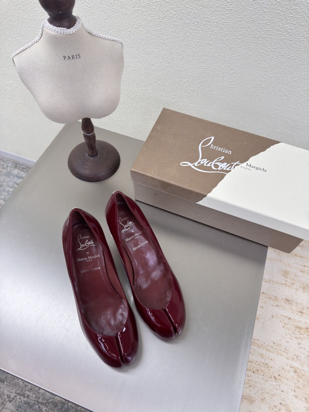 NO:401923,6.5cm CL× MM6 Maison Margiela Co-branded split-toe shoes MM6 Maison Margiela Maverick patent leather fabric reverse suede inner Italian leather outsole hot fashion style Burgundy Mm6 Maison Margiela's experiment starts from the functionalist deconstruction aesthetic, unexpected playful and avant-garde interpretation, changeable and simple style tailoring, presenting an extremely creative fashion experimental style. Comfortable and delicate, high-end version The rebellious and low-key Mm6 Maison Marqiela has released a new style, fashionable shoes with pragmatism as the core of the design. The avant-garde design is similar to the main line Tabi split-toe styling design, with the top layer cowhide upper, water dyed cowhide inner  The neat upper design is modern and fashionable, and it can also become one of the most practical items for daily wardrobe wear! The outsole uses the original uniform outsole with digital heels 35 36 37 38 39 40 41 (40 41 customization), split-toe shoes and high heels, masion margiela, masion margiela, high heels, cowhide, Leather soles198609096.5cm CL× MM6 马吉拉 联名款分趾鞋 MM6 Maison Margiela 小牛漆皮面料 反绒面 内里 意大利真皮大底 大热时尚风格 酒红色  Mm6 Maison Margiela的实验性从功能主义的解构美学出发,意想不到的玩味和前卫演绎,多变的简约风格剪裁,呈现创意无比的时装实验造型. 舒服细腻  高端对版  反叛又低调的Mm6 Maison Marqiela再出新款,以实用主义为设计核心的时髦鞋履. 前卫的设计与主线的Tabi分趾造型设计有着异曲同工 搭配头层牛皮鞋面,水染牛皮内里 利落的鞋面设计,摩登时髦的同时也可以成为日常衣橱非常实穿的单品之一! 大底选用原版一致大底 搭配数字跟 35 36 37 38 39 40 41(40 41 定制),分趾鞋高跟鞋,masion margiela,masion margiela,high heels,cowhide,Leather soles,Women's Shoes