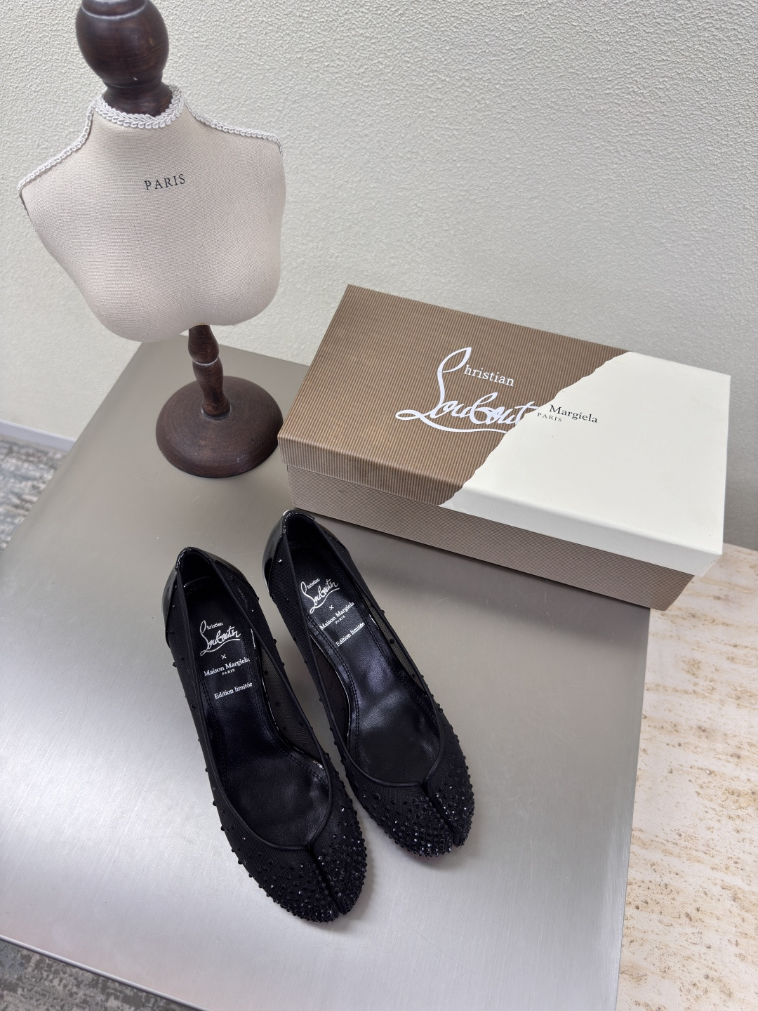 NO:401929,Mesh diamond series CL× MM6 Maison Margiela Co-branded split-toe shoes MM6 Maison Margiela Original mesh material First computer show the points and then hand-held diamonds Pairing craft Original consistent sole (original is rubber sole) can be paired with counter hot fashion style Black Mm6 Maison Margiela's experiment starts from the functionalist deconstruction aesthetic, unexpected playful and avant-garde interpretation, changeable simple style tailoring, presenting an extremely creative fashion experimental style. Comfortable and delicate High-end version The rebellious and low-key Mm6 Maison Marqiela has released a new model, fashionable shoes with pragmatism as the core of the design. The avant-garde design is similar to the main line Tabi split-toe styling design, with the top layer cowhide upper and water dyed cowhide inner  The neat upper design is modern and fashionable, and it can also become one of the most practical items for daily wardrobe wear! The outsole uses the original uniform outsole with digital heels 35 36 37 38 39 40 41 (40 41 customization), split-toe shoes and high heels, masion margiela, masion margiela, high heels, cowhide19860909网钻系列 CL× MM6 马吉拉 联名款分趾鞋 MM6 Maison Margiela  原版网面材质 先电脑秀出点位 而后手工烫钻石 对版工艺 原版一致大底（原版即为橡胶材质大底）可专柜对版 大热时尚风格 黑色 Mm6 Maison Margiela的实验性从功能主义的解构美学出发,意想不到的玩味和前卫演绎,多变的简约风格剪裁,呈现创意无比的时装实验造型. 舒服细腻  高端对版  反叛又低调的Mm6 Maison Marqiela再出新款,以实用主义为设计核心的时髦鞋履. 前卫的设计与主线的Tabi分趾造型设计有着异曲同工 搭配头层牛皮鞋面,水染牛皮内里 利落的鞋面设计,摩登时髦的同时也可以成为日常衣橱非常实穿的单品之一! 大底选用原版一致大底 搭配数字跟 35 36 37 38 39 40 41(40 41 定制),分趾鞋高跟鞋,masion margiela,masion margiela,high heels,cowhide,Women's Shoes