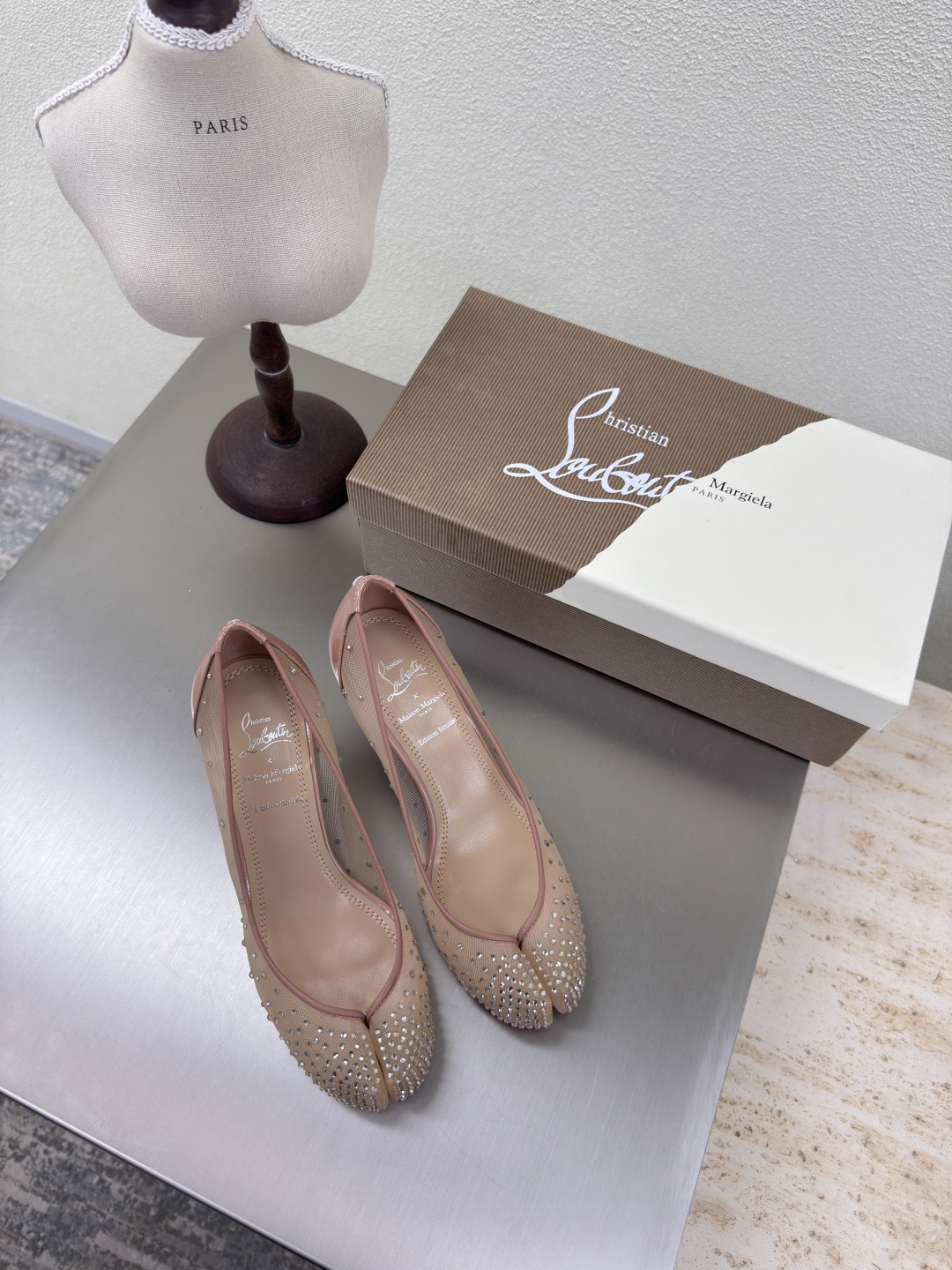 NO:401935,6.5cm high-mesh diamond series CL× MM6 Maison Margiela Co-branded split-toe shoes MM6 Maison Margiela Original mesh material First computer show the points and then hand-held diamonds Pairing craft Original consistent sole (original is rubber sole) can be paired with counter hot fashion style Apricot pink Mm6 Maison Margiela's experiment starts from the functionalist deconstruction aesthetic, unexpected playful and avant-garde interpretation, changeable and simple style tailoring, presenting an extremely creative fashion experimental style. Comfortable and delicate High-end version The rebellious and low-key Mm6 Maison Marqiela has released a new model, fashionable shoes with pragmatism as the core of the design. The avant-garde design is similar to the main line Tabi split-toe styling design  Paired with the top layer cowhide upper and water dyed cowhide inner neat upper design, modern and fashionable, it can also become one of the most practical items for daily wardrobe wear! The outsole uses the original uniform outsole with digital heels 35 36 37 38 39 40 41 (40 41 customization), split-toe shoes and high heels, masion margiela, masion margiela, high heels, cowhide198609096.5cm 跟高网钻系列 CL× MM6 马吉拉 联名款分趾鞋 MM6 Maison Margiela  原版网面材质 先电脑秀出点位 而后手工烫钻石 对版工艺 原版一致大底（原版即为橡胶材质大底）可专柜对版 大热时尚风格 杏粉色 Mm6 Maison Margiela的实验性从功能主义的解构美学出发,意想不到的玩味和前卫演绎,多变的简约风格剪裁,呈现创意无比的时装实验造型. 舒服细腻  高端对版  反叛又低调的Mm6 Maison Marqiela再出新款,以实用主义为设计核心的时髦鞋履. 前卫的设计与主线的Tabi分趾造型设计有着异曲同工 搭配头层牛皮鞋面,水染牛皮内里 利落的鞋面设计,摩登时髦的同时也可以成为日常衣橱非常实穿的单品之一! 大底选用原版一致大底 搭配数字跟 35 36 37 38 39 40 41(40 41 定制),分趾鞋高跟鞋,masion margiela,masion margiela,high heels,cowhide,Women's Shoes