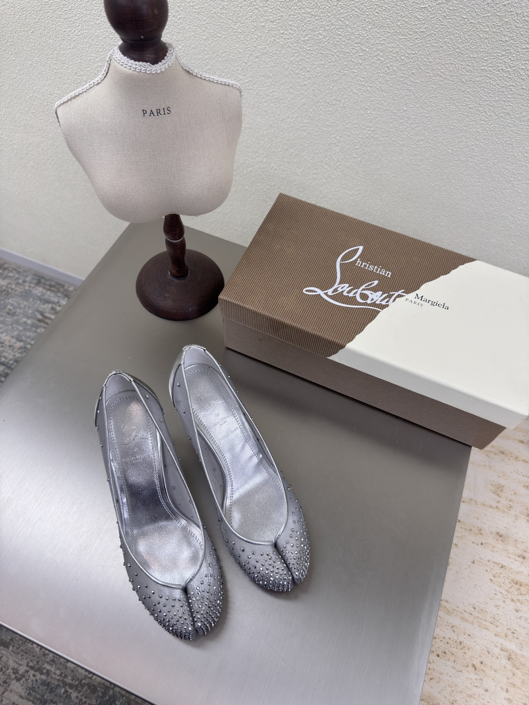 NO:401941,6.5cm high-mesh diamond series CL× MM6 Maison Margiela Co-branded split-toe shoes MM6 Maison Margiela Original mesh material First computer show the points and then hand-held diamonds Pairing craft Original uniform sole (original is rubber sole) can be paired with counter hot fashion style Silver Mm6 Maison Margiela's experiment starts from the functionalist deconstruction aesthetic, unexpected playful and avant-garde interpretation, changeable simple style tailoring, presenting an extremely creative fashion experimental style. Comfortable and delicate High-end version The rebellious and low-key Mm6 Maison Marqiela has released a new model, fashionable shoes with pragmatism as the core of the design. The avant-garde design is similar to the main line Tabi split-toe styling design  Paired with the top layer cowhide upper and water dyed cowhide inner neat upper design, modern and fashionable, it can also become one of the most practical items for daily wardrobe wear! The outsole uses the original uniform outsole with digital heels 35 36 37 38 39 40 41 (40 41 customization), split-toe shoes and high heels, masion margiela, masion margiela, high heels, cowhide198609096.5cm 跟高网钻系列 CL× MM6 马吉拉 联名款分趾鞋 MM6 Maison Margiela  原版网面材质 先电脑秀出点位 而后手工烫钻石 对版工艺 原版一致大底（原版即为橡胶材质大底）可专柜对版 大热时尚风格 银色 Mm6 Maison Margiela的实验性从功能主义的解构美学出发,意想不到的玩味和前卫演绎,多变的简约风格剪裁,呈现创意无比的时装实验造型. 舒服细腻  高端对版  反叛又低调的Mm6 Maison Marqiela再出新款,以实用主义为设计核心的时髦鞋履. 前卫的设计与主线的Tabi分趾造型设计有着异曲同工 搭配头层牛皮鞋面,水染牛皮内里 利落的鞋面设计,摩登时髦的同时也可以成为日常衣橱非常实穿的单品之一! 大底选用原版一致大底 搭配数字跟 35 36 37 38 39 40 41(40 41 定制),分趾鞋高跟鞋,masion margiela,masion margiela,high heels,cowhide,Women's Shoes