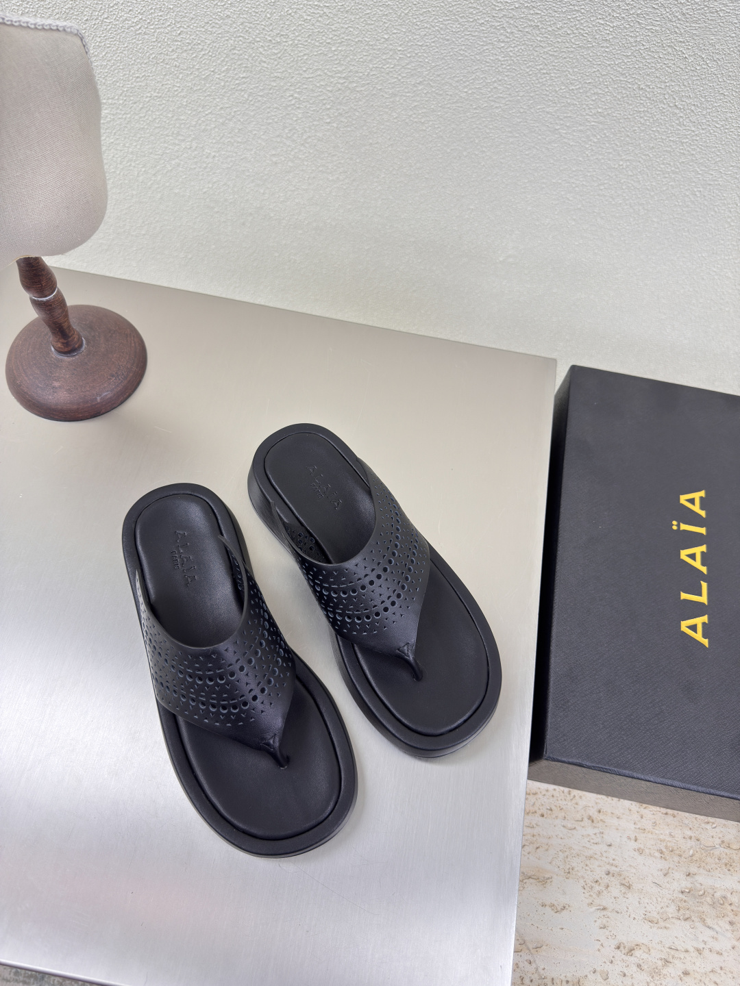 NO:407436,Thick-soled hollow winged slippers Alaia slippers from Paris Black Fall in love at first sight Pure-handed high-end classic Alaia has another sexy side. It can be easily controlled with different styles and styles. Whether it is jeans, suit pants, or pleated skirts, it can enhance your outfit to fashion, elegance and excellence. The fabric is made of original material. It is matched with extreme sexy inner foot pads sheepskin original sole consistent outsole 35 36 37 38 39 40 (40 customization) Configure original packaging, split-toe shoes, alaia, slippers, skirts, jeans, business suit, sheepskin19860909厚底镂空 翅膀拖鞋 Alaia 拖鞋来自巴黎 黑色 一见倾心 纯手高级 经典 阿莱娅还有另外性感的一面  配上不同款式,不同风格都能轻松驾驭,无论牛仔裤,西装裤,还是百褶裙,都能将你的穿搭提升到时尚,优雅和卓越之中 面料选用原版材质 搭配性感极致 内里 垫脚 羊皮 大底原版一致大底 35 36 37 38 39 40 (40 定制) 配置原版包装,分趾鞋,alaia,slippers,skirts,jeans,business suit,sheepskin,Women's Shoes