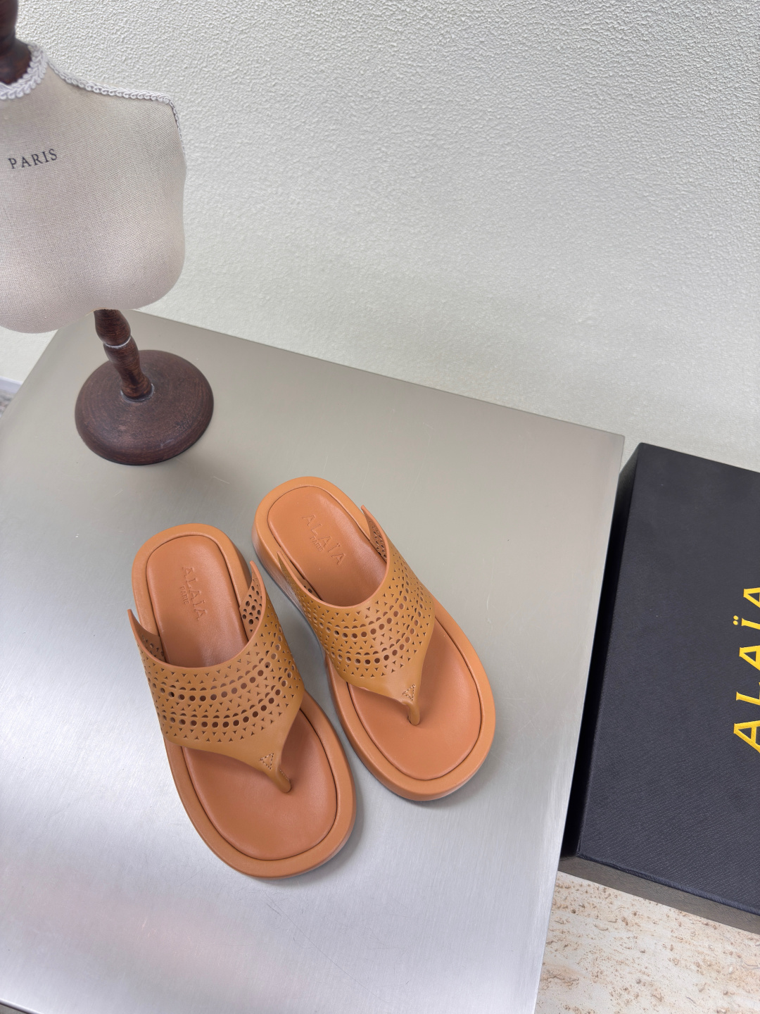 NO:407437,Thick-soled hollow winged slippers Alaia slippers from Paris Brown Fall in love at first sight Pure-handed high-end classic Alaia has another sexy side. It can be easily controlled with different styles and styles. Whether it is jeans, suit pants, or pleated skirts, it can enhance your outfit to fashion, elegance and excellence. The fabric is made of original material. It is matched with extreme sexy inner foot pads sheepskin original sole consistent outsole 35 36 37 38 39 40 (40 customization) Configure original packaging, split-toe shoes, alaia, slippers, skirts, jeans, business suit, sheepskin19860909厚底镂空 翅膀拖鞋 Alaia 拖鞋来自巴黎 棕色 一见倾心 纯手高级 经典 阿莱娅还有另外性感的一面  配上不同款式,不同风格都能轻松驾驭,无论牛仔裤,西装裤,还是百褶裙,都能将你的穿搭提升到时尚,优雅和卓越之中 面料选用原版材质 搭配性感极致 内里 垫脚 羊皮 大底原版一致大底 35 36 37 38 39 40 (40 定制) 配置原版包装,分趾鞋,alaia,slippers,skirts,jeans,business suit,sheepskin,Women's Shoes