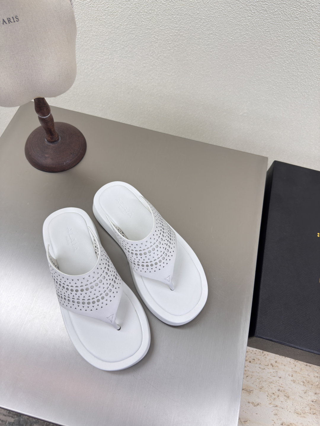 NO:407440,Thick-soled hollow winged slippers Alaia slippers from Paris White Fall in love at first sight Pure-handed high-end classic Alaia has another sexy side. It can be easily controlled with different styles and styles. Whether it is jeans, suit pants, or pleated skirts, it can enhance your outfit to fashion, elegance and excellence. The fabric is made of original material. It is matched with extreme sexy inner footbed sheepskin original sole consistent outsole 35 36 37 38 39 40 (40 customization) Configure original packaging, split-toe shoes, alaia, slippers, skirts, jeans, business suit, sheepskin19860909厚底镂空 翅膀拖鞋 Alaia 拖鞋来自巴黎 白色 一见倾心 纯手高级 经典 阿莱娅还有另外性感的一面  配上不同款式,不同风格都能轻松驾驭,无论牛仔裤,西装裤,还是百褶裙,都能将你的穿搭提升到时尚,优雅和卓越之中 面料选用原版材质 搭配性感极致 内里 垫脚 羊皮 大底原版一致大底 35 36 37 38 39 40 (40 定制) 配置原版包装,分趾鞋,alaia,slippers,skirts,jeans,business suit,sheepskin,Women's Shoes