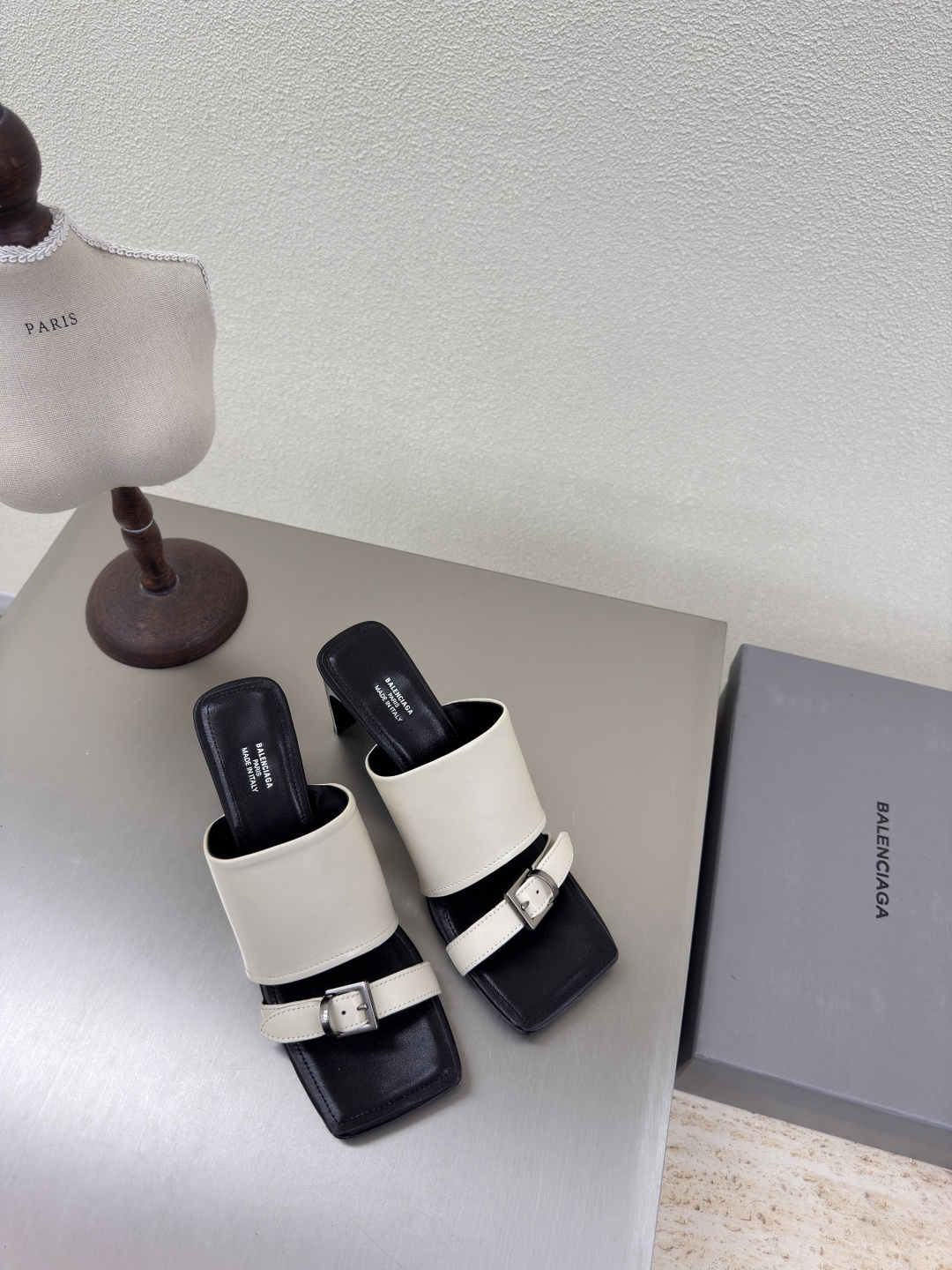 NO:407434,BALENCIAG High heels Square-toed slippers Beige Fabric Calfskin Inner Lambskin Rivet decoration Balenciaga Classic design Top version All version materials Continue the demna-style rebellious attitude towards mainstream gorgeous fashion Translucent dyeing technology Large logo Special heel design With family logo Italian leather outsole Size 34 35 36 37 38 39 40 41 (34 40 41 Customized non-return) With original packaging, high heels slippers, balenciaga, balenciaga, high heels, slippers, cowhide, sheepskin, Leather soles19860909BALENCIAG 高跟 方头拖鞋 米白 面料 小牛皮 内里 小羊皮  铆钉装饰 巴黎世家 经典设计 顶级版本 全部对版材料 继续着demna式的对主流华丽时尚的反叛态度 透染工艺 大logo 特别跟型设计 带家族logo 意大利真皮大底 码数34 35 36 37 38 39 40 41（34 40 41 定制不退换） 配原版包装,高跟鞋拖鞋,balenciaga,balenciaga,high heels,slippers,cowhide,sheepskin,Leather soles,Women's Shoes