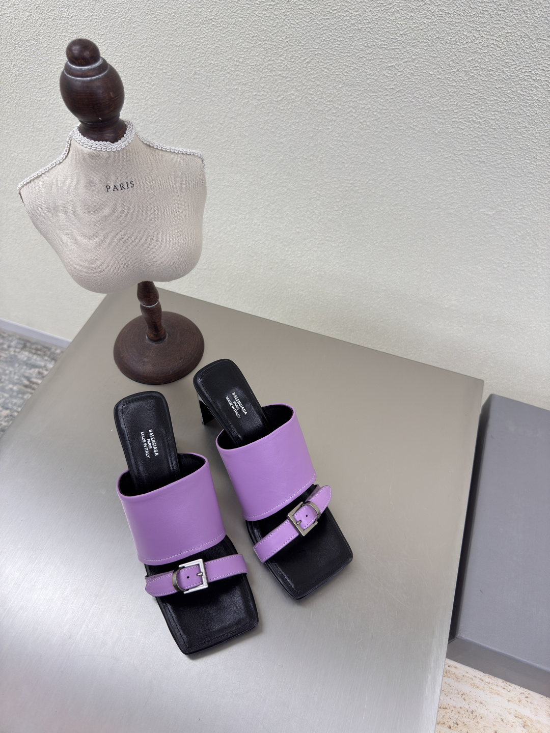 NO:407432,BALENCIAG High heels Square-toed slippers Purple Fabric Calfskin Inner Lambskin Rivet decoration Balenciaga Classic design Top version All version materials Continue the demna-style rebellious attitude towards mainstream gorgeous fashion Translucent dyeing technology Large logo Special heel design With family logo Italian leather outsole Size 34 35 36 37 38 39 40 41 (34 40 41 Customized non-return) With original packaging, high heels slippers, balenciaga, balenciaga, high heels, slippers, cowhide, sheepskin, Leather soles19860909BALENCIAG 高跟 方头拖鞋 紫色 面料 小牛皮 内里 小羊皮  铆钉装饰 巴黎世家 经典设计 顶级版本 全部对版材料 继续着demna式的对主流华丽时尚的反叛态度 透染工艺 大logo 特别跟型设计 带家族logo 意大利真皮大底 码数34 35 36 37 38 39 40 41（34 40 41 定制不退换） 配原版包装,高跟鞋拖鞋,balenciaga,balenciaga,high heels,slippers,cowhide,sheepskin,Leather soles,Women's Shoes