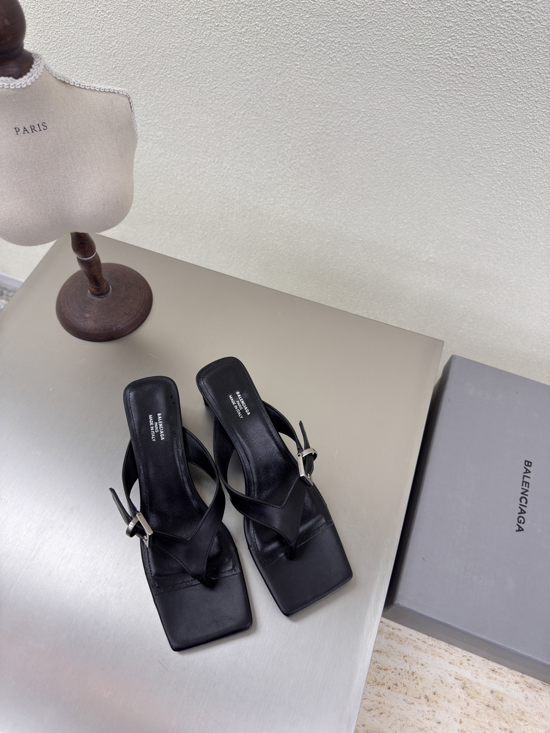 NO:407426,Medium heel Square head BALENCIAG Flip flops Black Fabric Calfskin Inner Lambskin Rivet Decoration Balenciaga Classic design Top version All version materials Continue the demna-style rebellious attitude towards mainstream gorgeous fashion Translucent dyeing technology Large logo Special heel design With family logo Italian leather outsole Size 34 35 36 37 38 39 40 41 (34 40 41 Customized non-return) With original packaging, split-toe shoes, balenciaga, balenciaga, cowhide, sheepskin, Leather soles19860909中跟 方头 BALENCIAG 人字拖 黑色 面料 小牛皮 内里 小羊皮  铆钉装饰 巴黎世家 经典设计 顶级版本 全部对版材料 继续着demna式的对主流华丽时尚的反叛态度 透染工艺 大logo 特别跟型设计 带家族logo 意大利真皮大底 码数34 35 36 37 38 39 40 41（34 40 41 定制不退换） 配原版包装,分趾鞋,balenciaga,balenciaga,cowhide,sheepskin,Leather soles,Women's Shoes