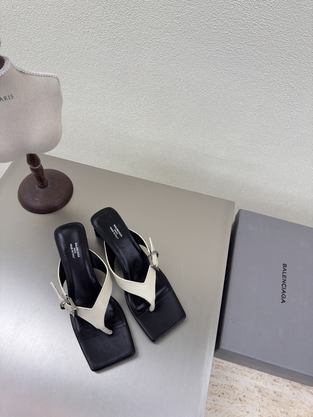 NO:407428,Medium heel Square toe BALENCIAG Flip flops Off white fabric Calfskin Inner lambskin Rivet decoration Balenciaga Classic design Top version All version materials Continue the demna-style rebellious attitude towards mainstream gorgeous fashion Translucent dyeing technology Large logo Special heel design With family logo Italian leather outsole Size 34 35 36 37 38 39 40 41 (34 40 41 Customized non-return) With original packaging, split-toe shoes, balenciaga, balenciaga, cowhide, sheepskin, Leather soles19860909中跟 方头 BALENCIAG 人字拖 米白色 面料 小牛皮 内里 小羊皮  铆钉装饰 巴黎世家 经典设计 顶级版本 全部对版材料 继续着demna式的对主流华丽时尚的反叛态度 透染工艺 大logo 特别跟型设计 带家族logo 意大利真皮大底 码数34 35 36 37 38 39 40 41（34 40 41 定制不退换） 配原版包装,分趾鞋,balenciaga,balenciaga,cowhide,sheepskin,Leather soles,Women's Shoes