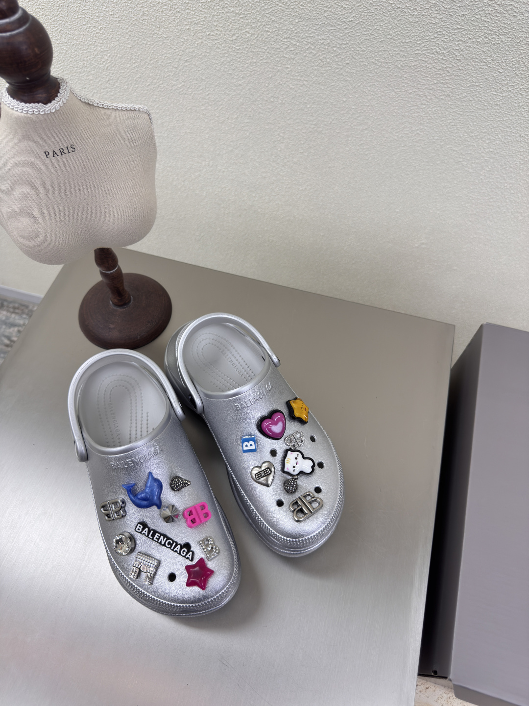 NO:408455,Slippers with thick sole, super comfortable, BALENCIAG Silver, integrated molding technology, high-version, no odor, fully hand-made inlay, men's model 270 rivet decoration, Balenciaga, classic design, top version, all paired materials, continue the demna-style rebellious attitude towards mainstream gorgeous fashion, translucent dyeing technology, large logo, special heel design, with family logo, thick sole, size 35 36 37 38 39 40 41 Men's model 39 40 41 42 43 44 45 (female 40 41 39 45 Customized, non-return) With original packaging, slippers, balenciaga, balenciaga, slippers19860909踩厚底拖鞋 超级舒适 BALENCIAG 银色 一体成型技术 高版本 无异味 全手工镶嵌  男款270 铆钉装饰 巴黎世家 经典设计 顶级版本 全部对版材料 继续着demna式的对主流华丽时尚的反叛态度 透染工艺 大logo 特别跟型设计 带家族logo 厚底 码数35 36 37 38 39 40 41 男款39 40 41 42 43 44 45（女40 41 男39 45 定制不退换） 配原版包装,拖鞋,balenciaga,balenciaga,slippers,Women's Shoes