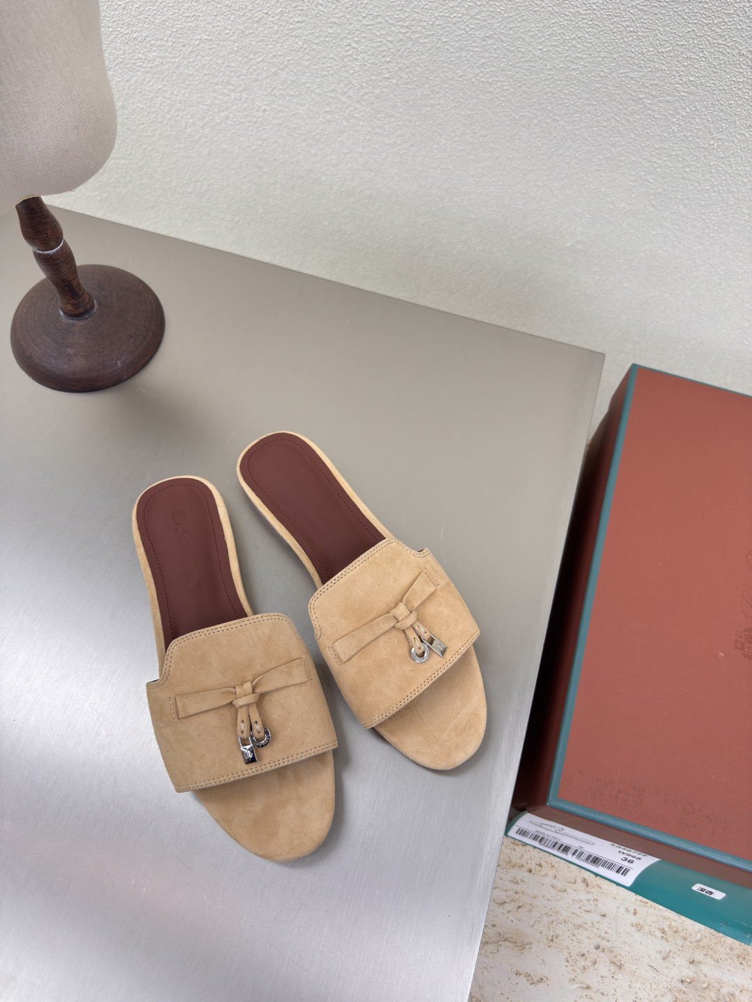 NO:407429,Leather outsole classic slippers LP (10 gift boxes) Nouo Pianya English: Loro Piana abbreviation: LP apricot color Founded on: 194-194-The founder of the top Italian luxury brand: pietro Loro Piana Category: men's clothing, women's clothing, shoes, leather handbags, accessories and gifts (scarves, square scarves, scarves, shawls, belts, gloves, hats) Competitors: Brunello Cucinelli, Colombo Fabric: camel hair, king's gift, lotus fiber, small cashmere, cashmere, etc. LP is called 'Rolls-Royce in cashmere' and 'Patek Philippe' in fabric; the softness, luxury that politicians, royal families, nobles, rich people, and celebrities all pursue, top-notch, low-key and glitz.  Inconspicuous logo, classic cutting, exquisite craftsmanship. Low-key and high-end are all written in the details. #LoroPiana NouyouPianya High-version version 35 36 37 38 39 40 41 (4041 customization), slippers, brunello cucinelli, loro piana, loro piana, patek philippe, slippers, Leather soles, gloves, shawls, hats19860909真皮大底 经典拖鞋 LP （礼品盒另 10） 诺悠翩雅英文: Loro Piana简称:LP 杏色 创立于:194月24日-意大利顶级奢侈品品牌创始人:pietro Loro Piana 品类:男装、女装、鞋履、皮具手袋、配饰礼品(丝巾、方巾、围巾、披肩、腰带、手套、帽子)竞品:Brunello Cucinelli、Colombo 面料:骆驼毛,国王的礼物,莲花纤维,小山羊绒,羊绒等 LP被称为“羊绒里的劳斯莱斯”、面料里的“百达翡丽”;政客、皇室、贵族、富豪、明星都追求的柔软 奢华 顶级,低调浮华. 不显眼的logo,经典的裁剪,考究的工艺. 低调于高级都写在了细节里.#LoroPiana诺悠翩雅 高版本对版 35 36 37 38 39 40 41（4041定制）,拖鞋,brunello cucinelli,loro piana,loro piana,patek philippe,slippers,Leather soles,gloves,shawls,hats,Women's Shoes